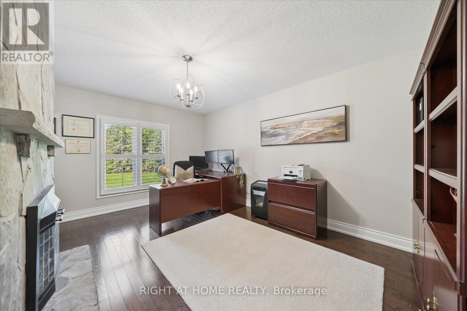 137 TREEGROVE CIRCLE - 18