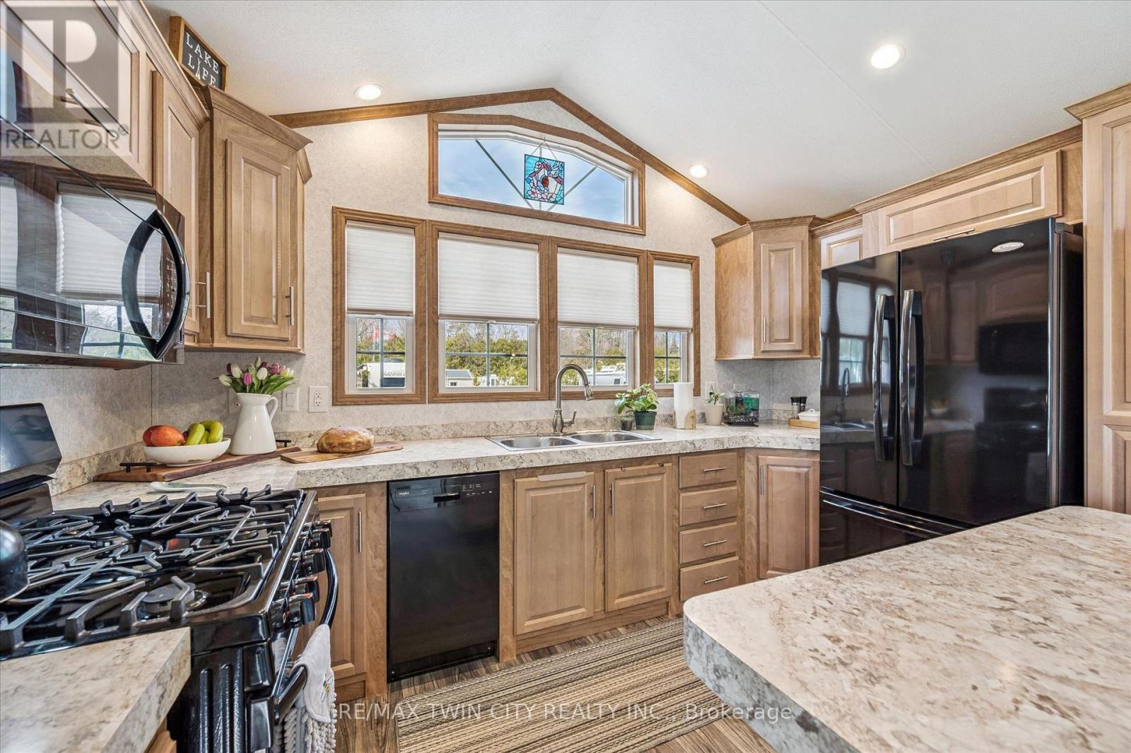 #83 930 LAKESHORE ROAD - 18