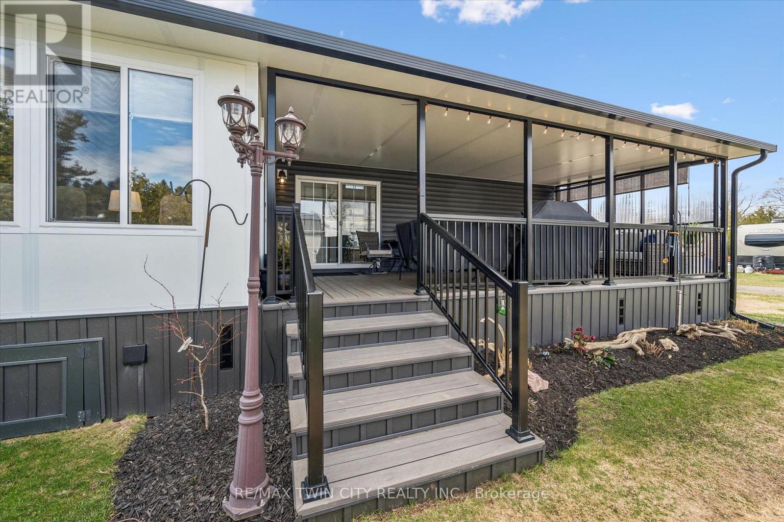 #83 930 LAKESHORE ROAD - 44