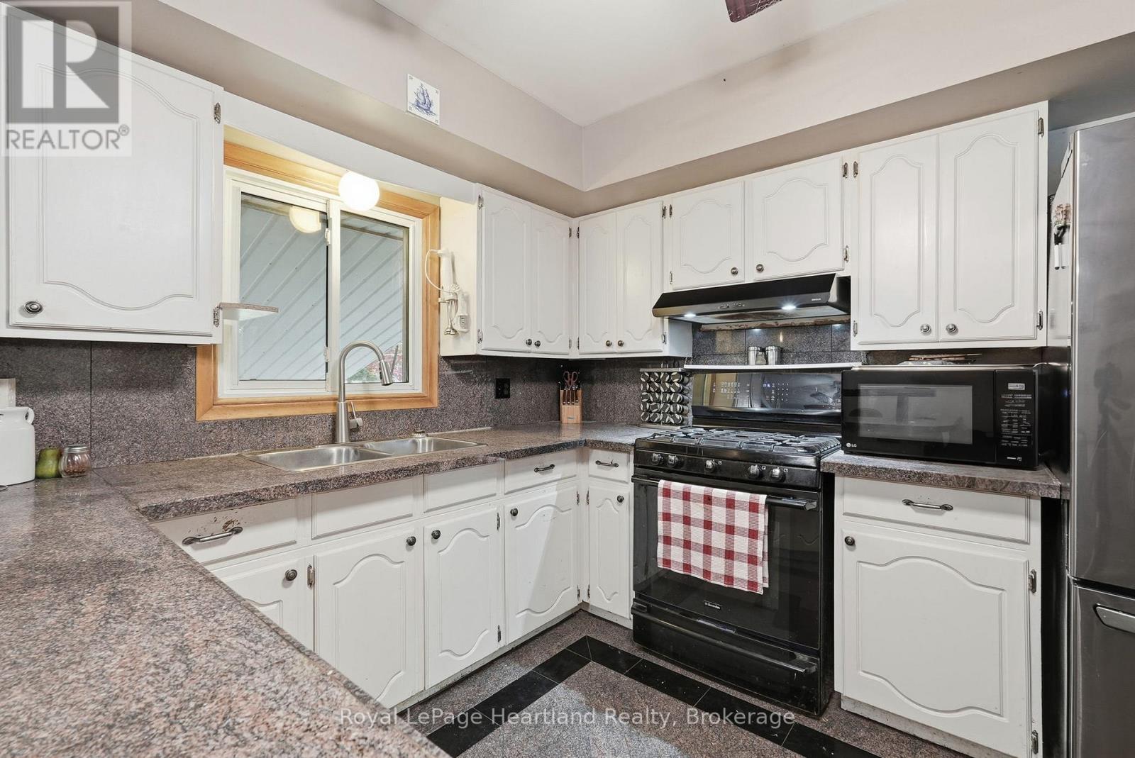 292 WELLINGTON STREET - 8