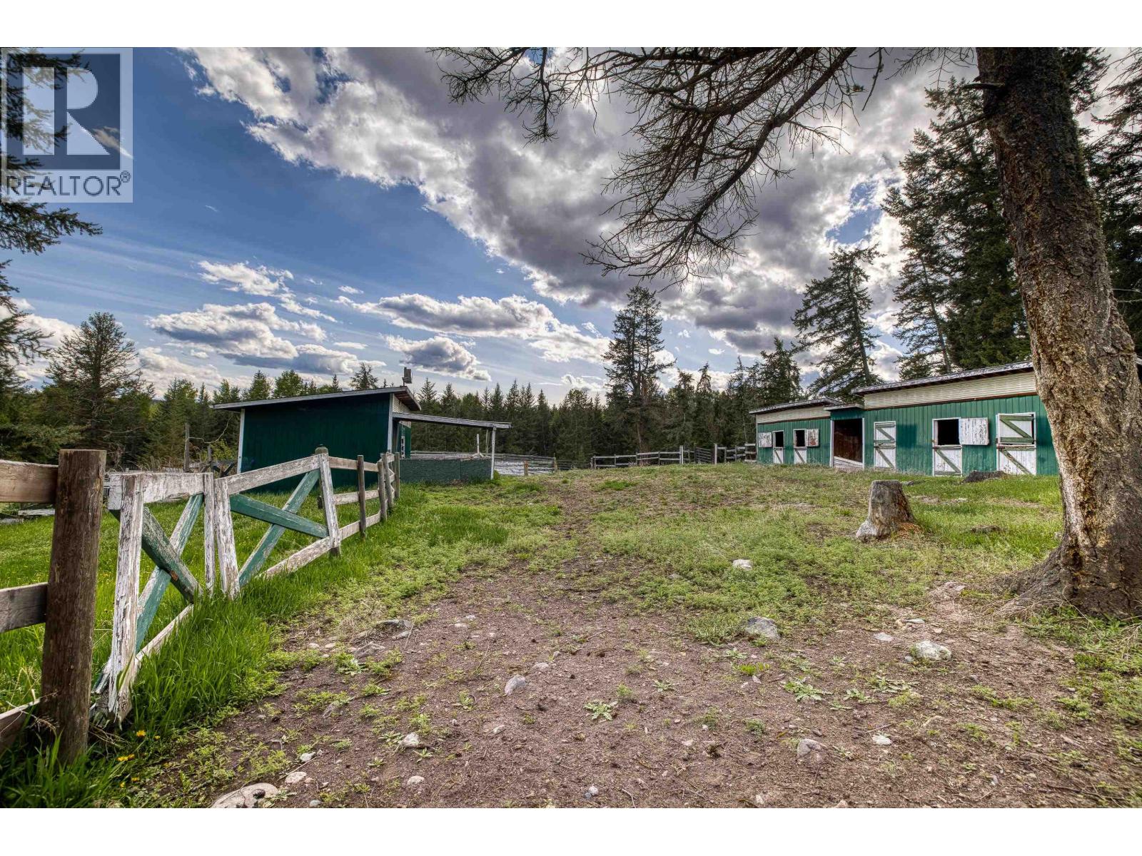 5785 SIMON LAKE ROAD, 100 Mile House