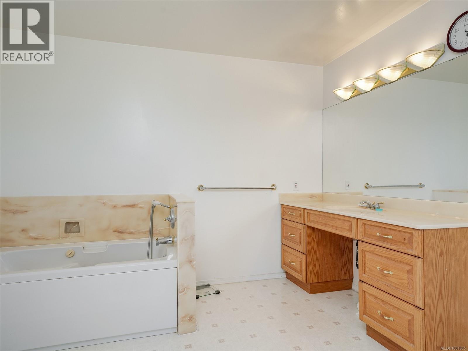 6 Bed, 4 Bath House for Sale in Central Saanich – 3191 Martindale Rd, Central Saanich - Image 16