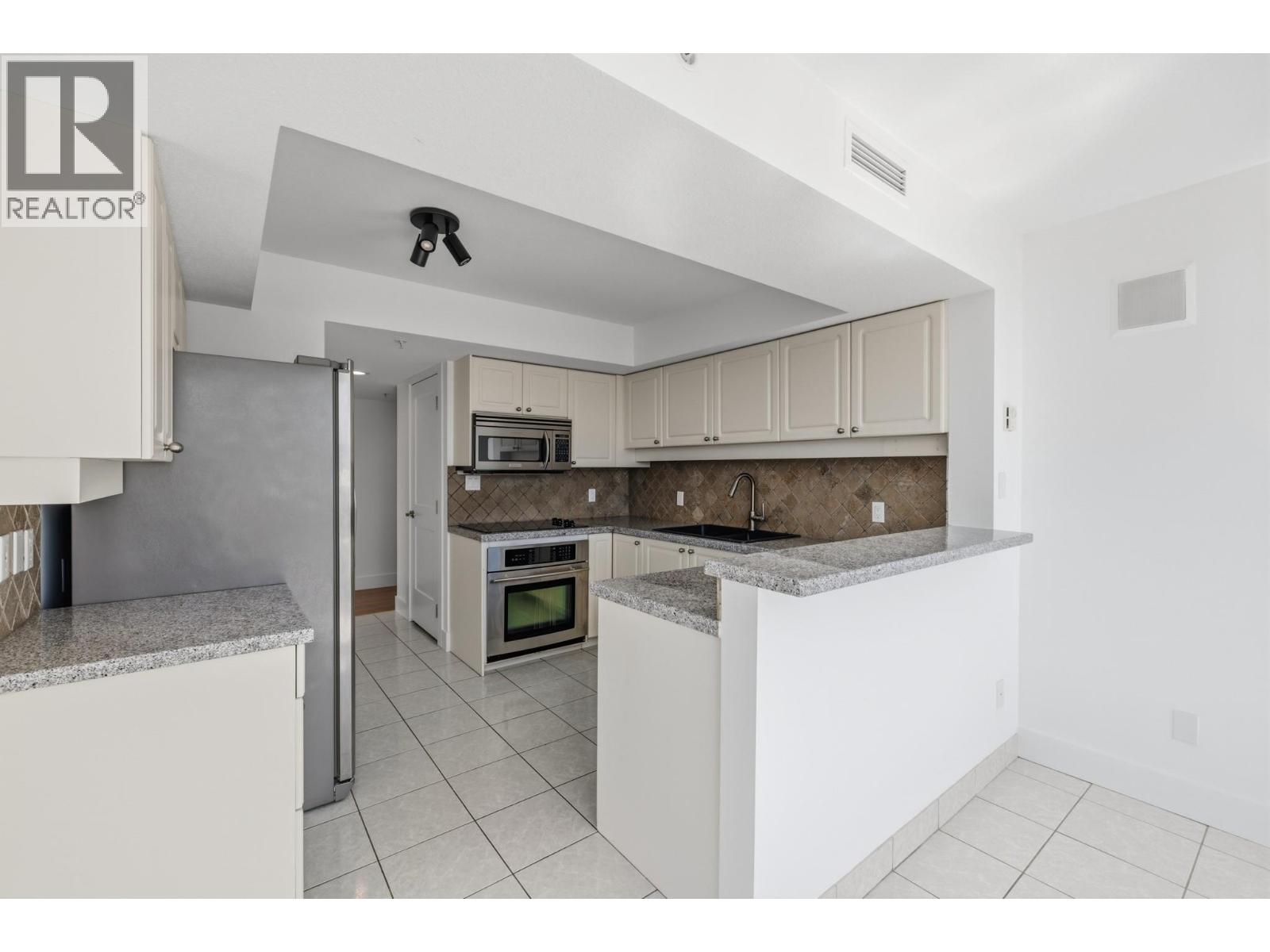 701 1160 Sunset Drive, Kelowna