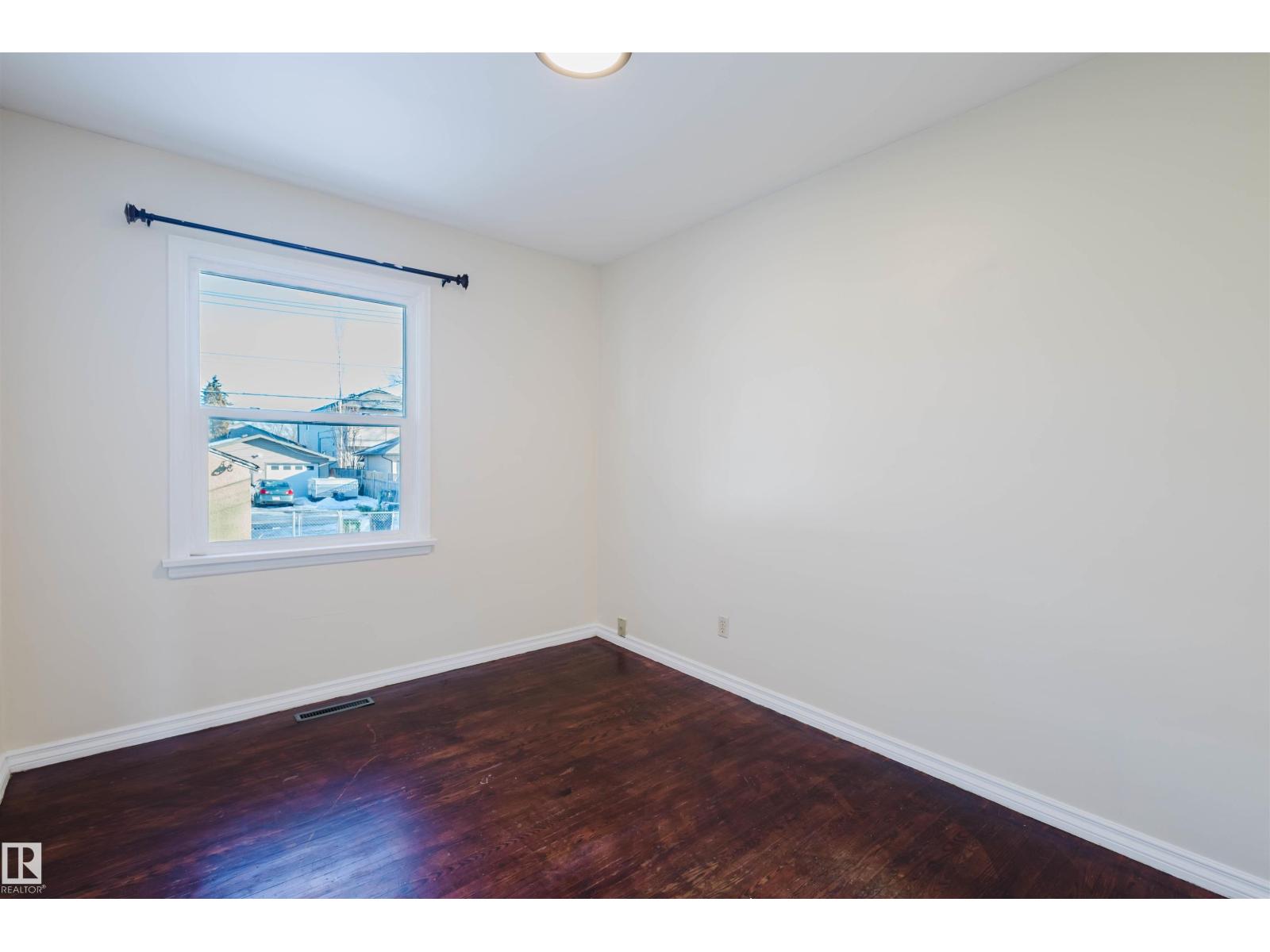 10511 80 ST NW - 17