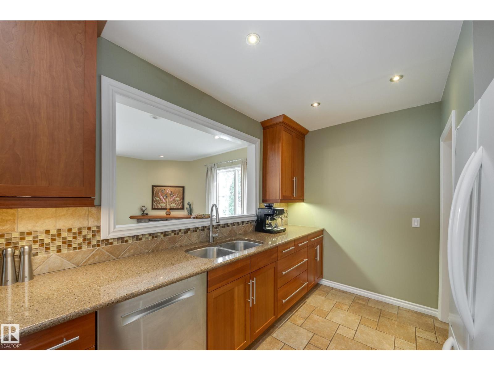 9327 75 AV NW — photo 10