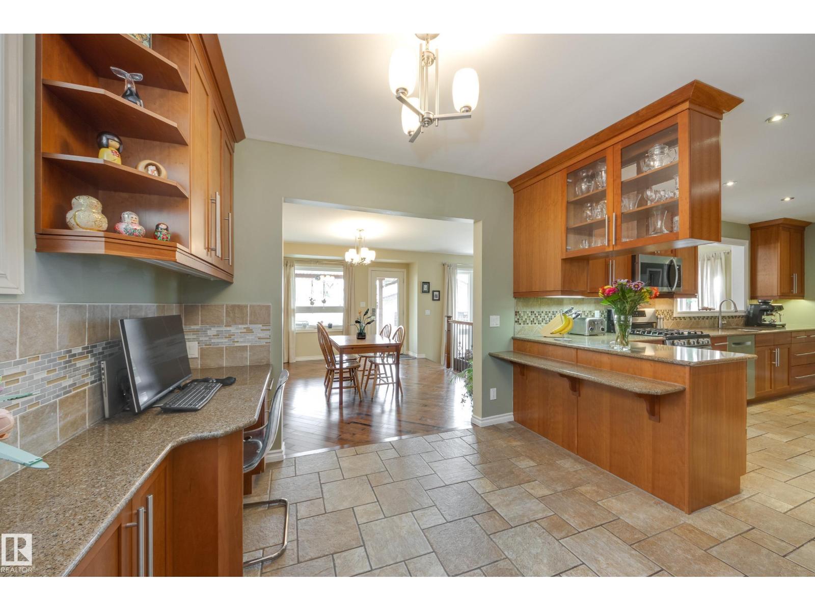 9327 75 AV NW — photo 12