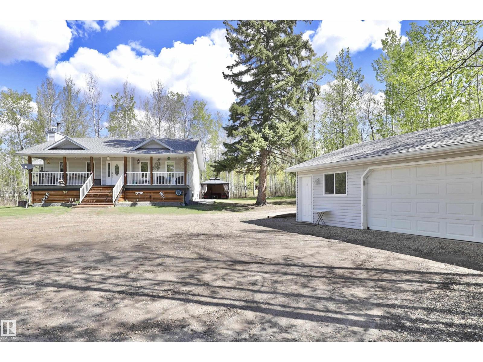 5502 39 ST exterior