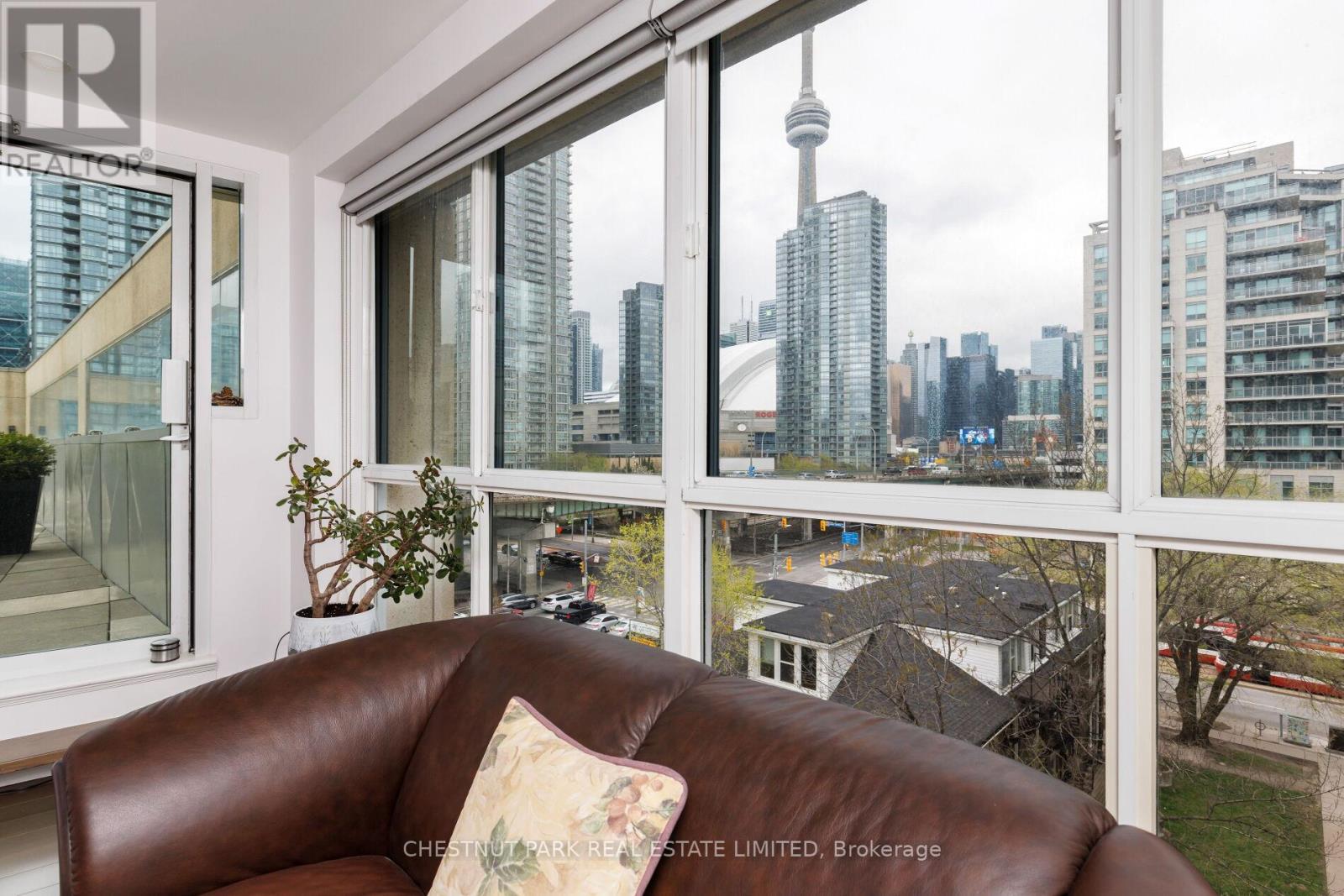 #605E 460 QUEENS QUAY W - 12