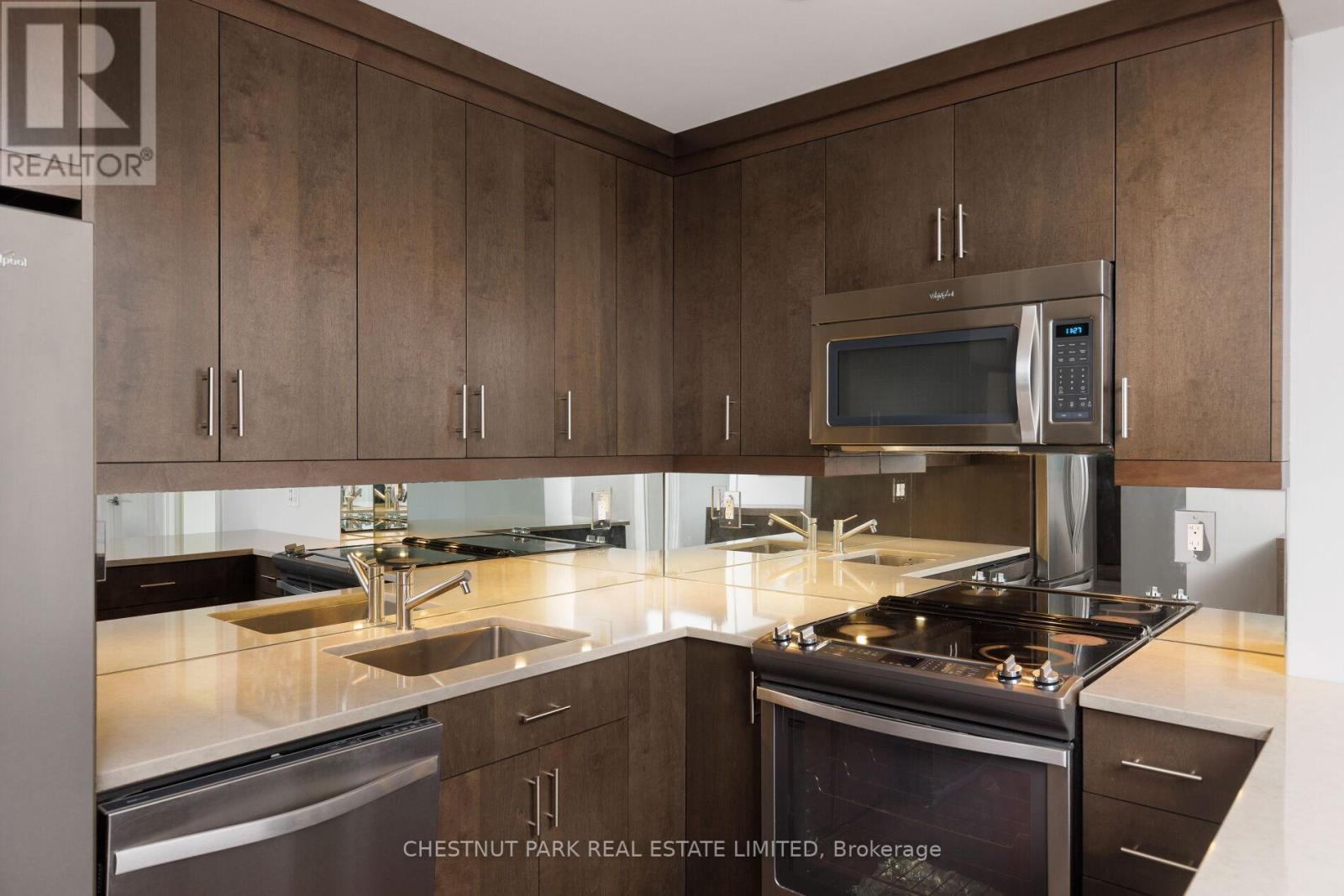#605E 460 QUEENS QUAY W - 19