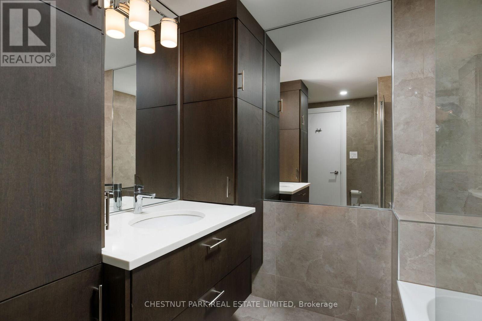 #605E 460 QUEENS QUAY W - 30