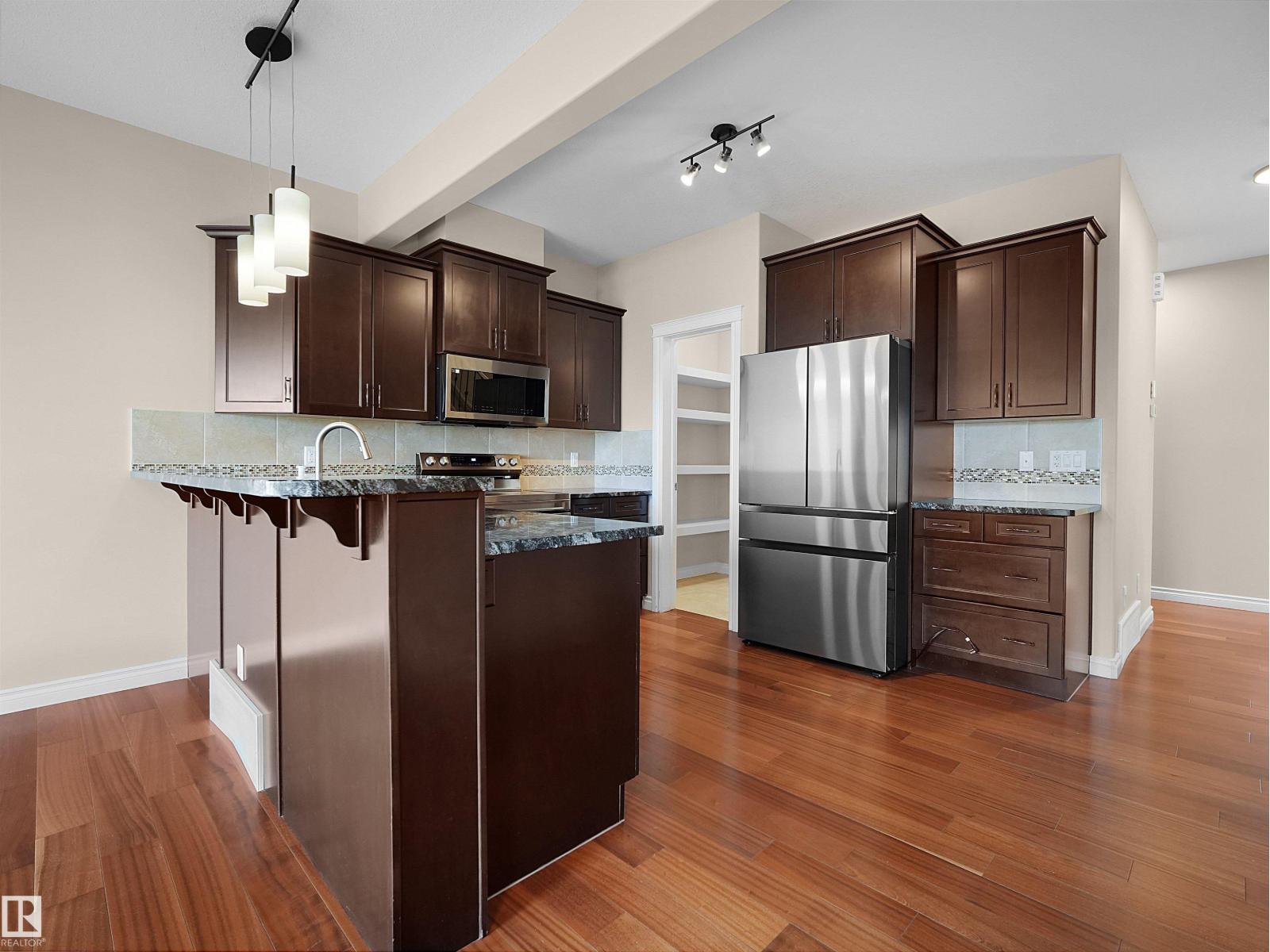 15926 10 AV SW SW - 11