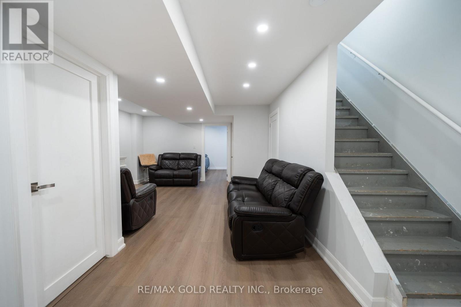 19 SPRING VALLEY COURT - 31