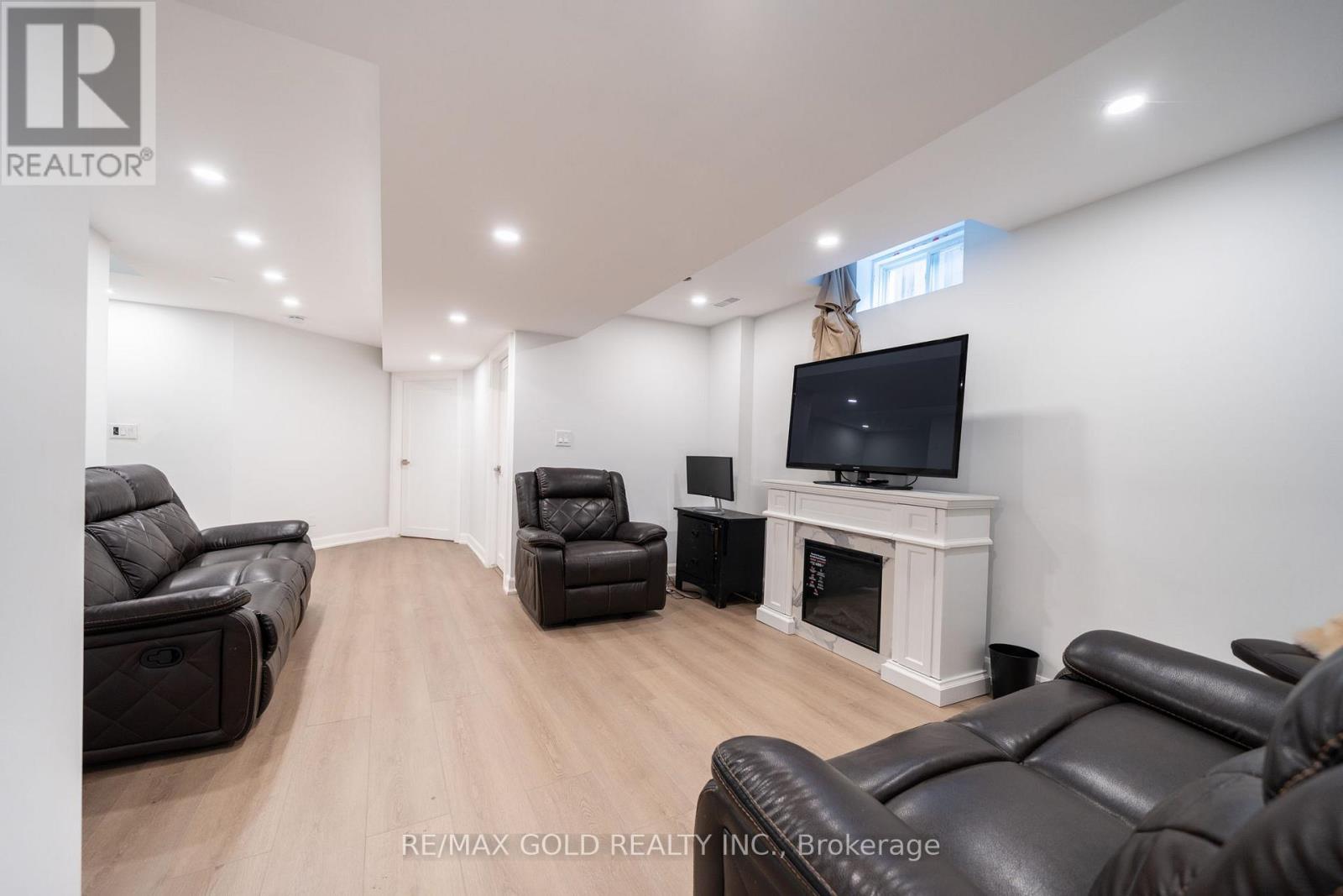 19 SPRING VALLEY COURT - 32