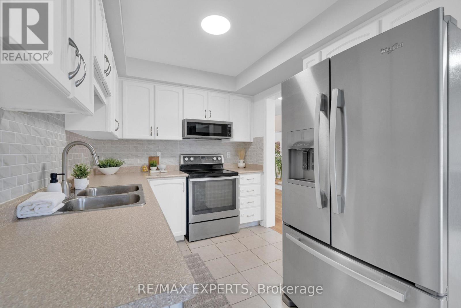 18 ARMSTRONG CRESCENT - 12
