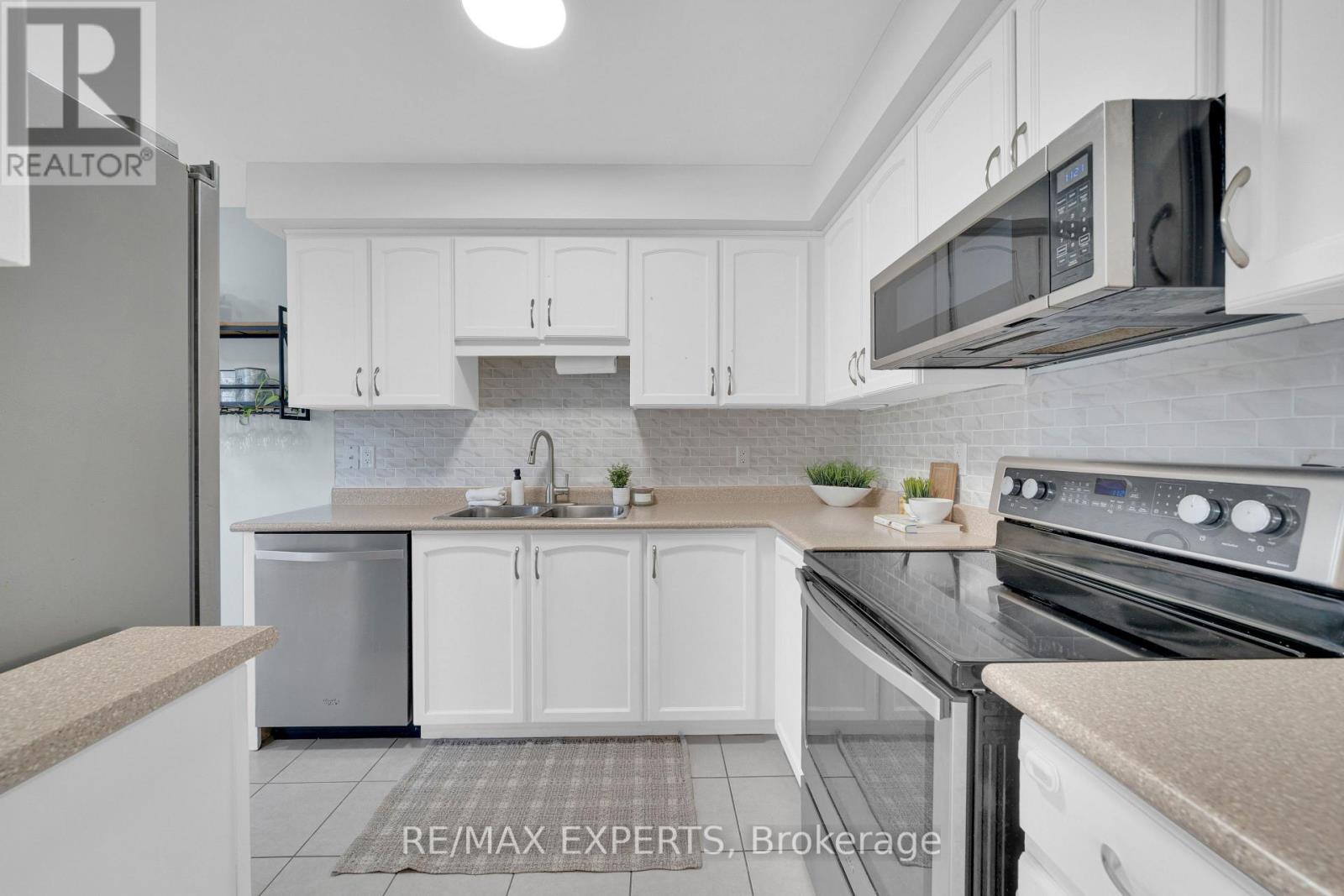 18 ARMSTRONG CRESCENT - 13