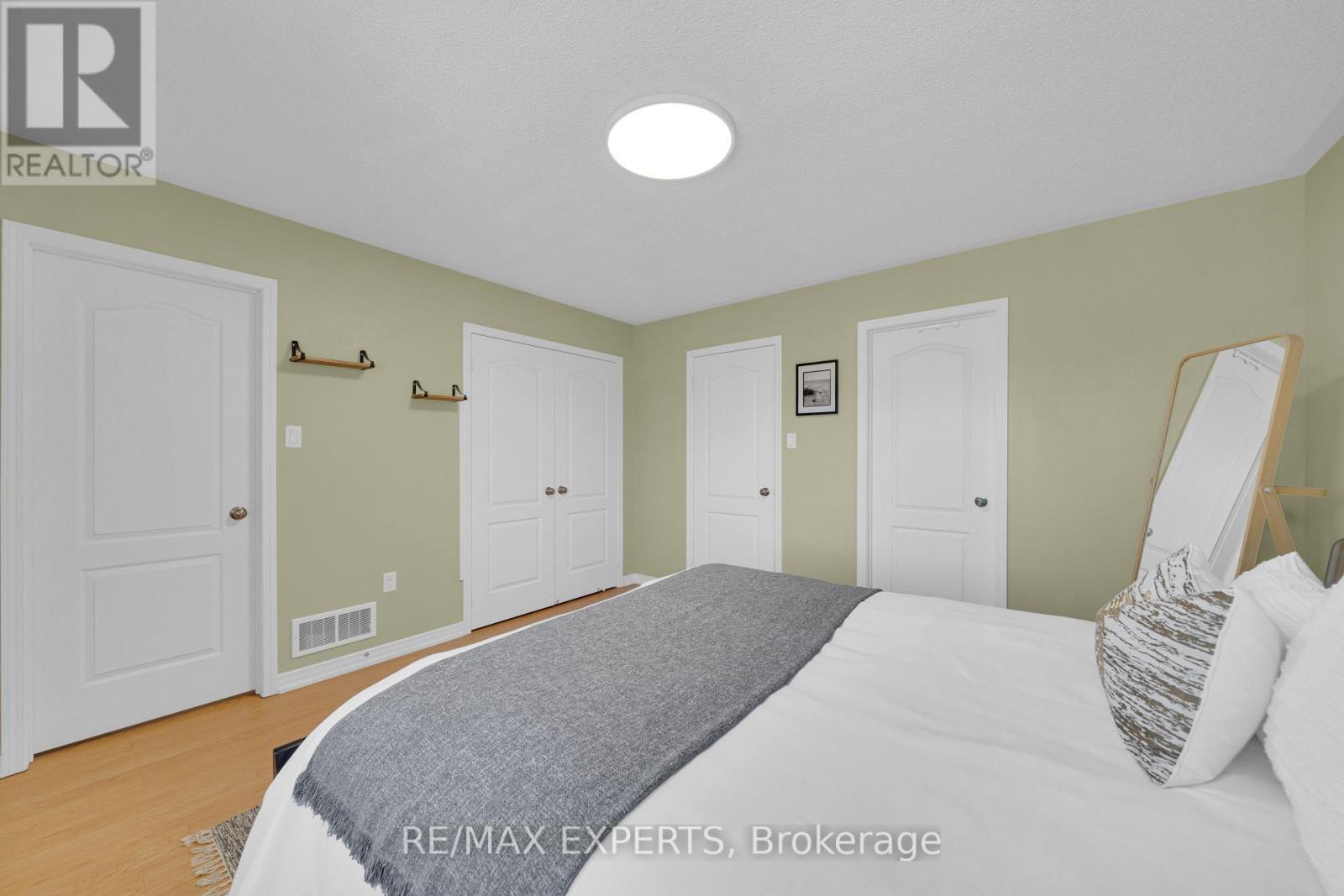 18 ARMSTRONG CRESCENT - 16