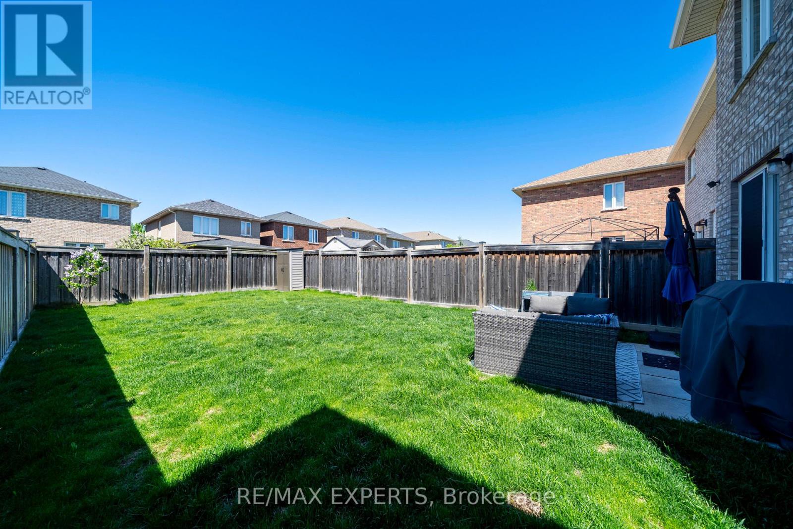 18 ARMSTRONG CRESCENT - 27