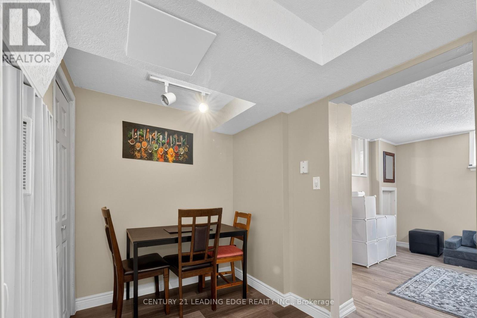 8 DONER STREET - 24
