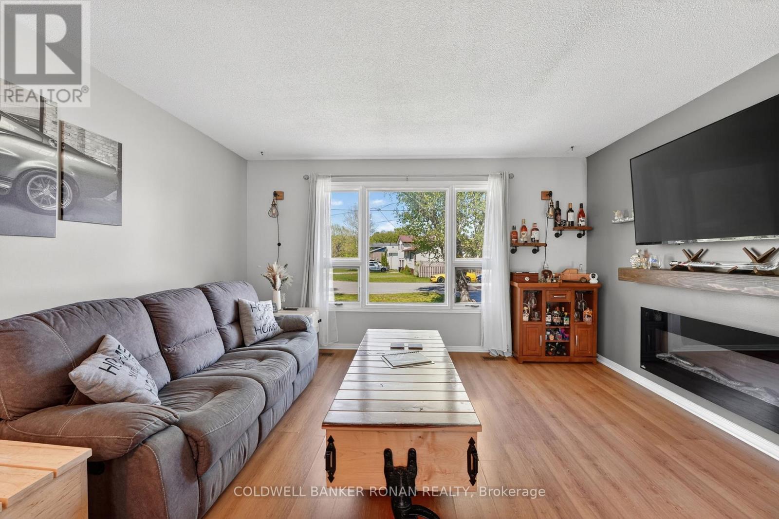 19 LARKDALE CRESCENT - 11