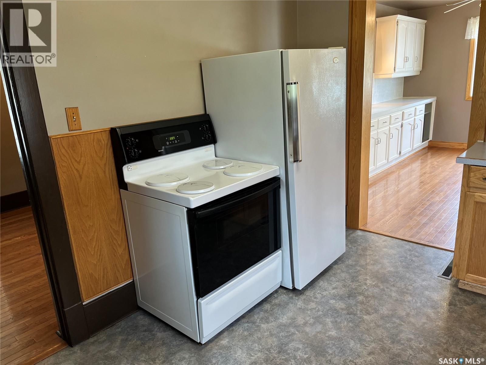 209 2nd AVENUE W - 4