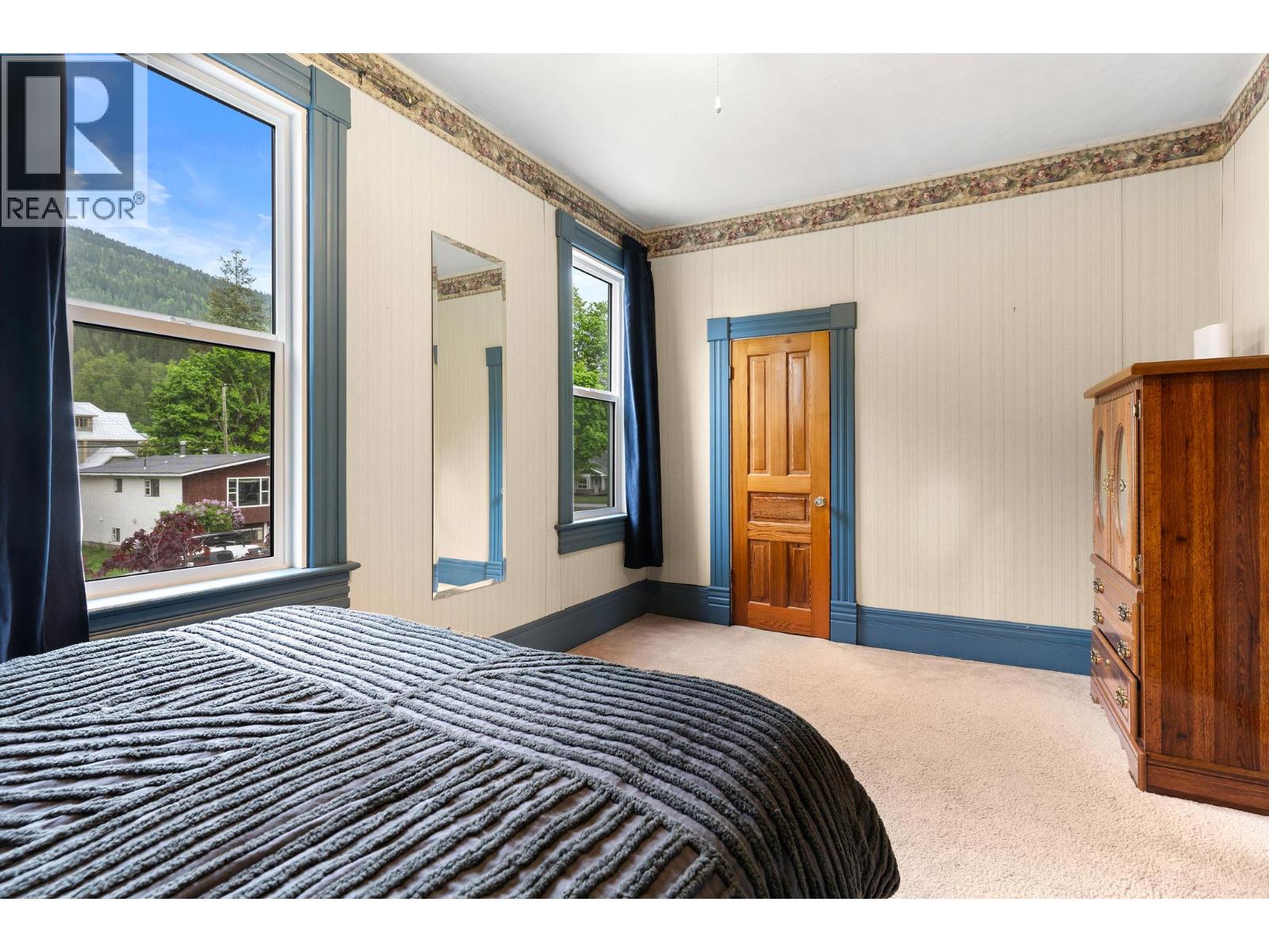 811 Second Street W, Revelstoke