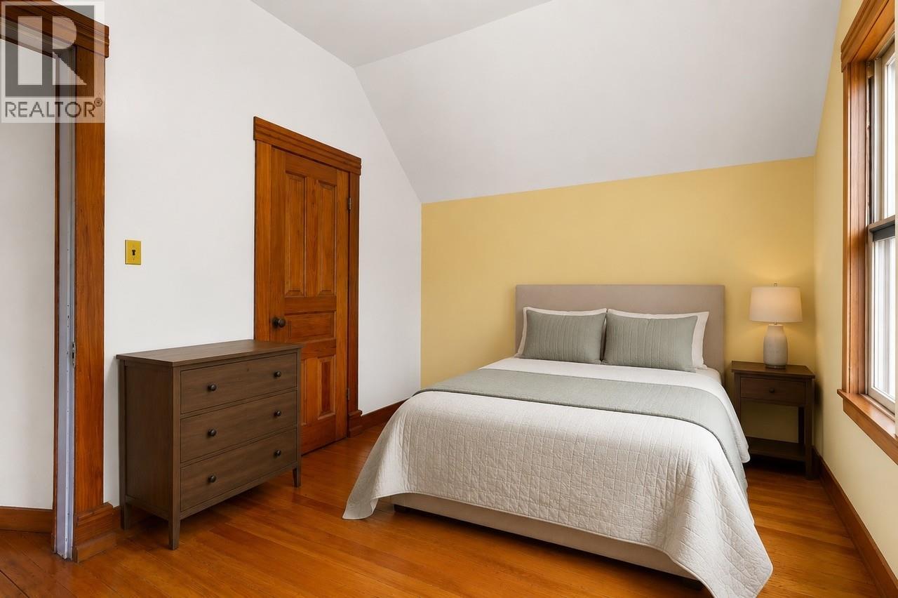 811 Second Street W, Revelstoke