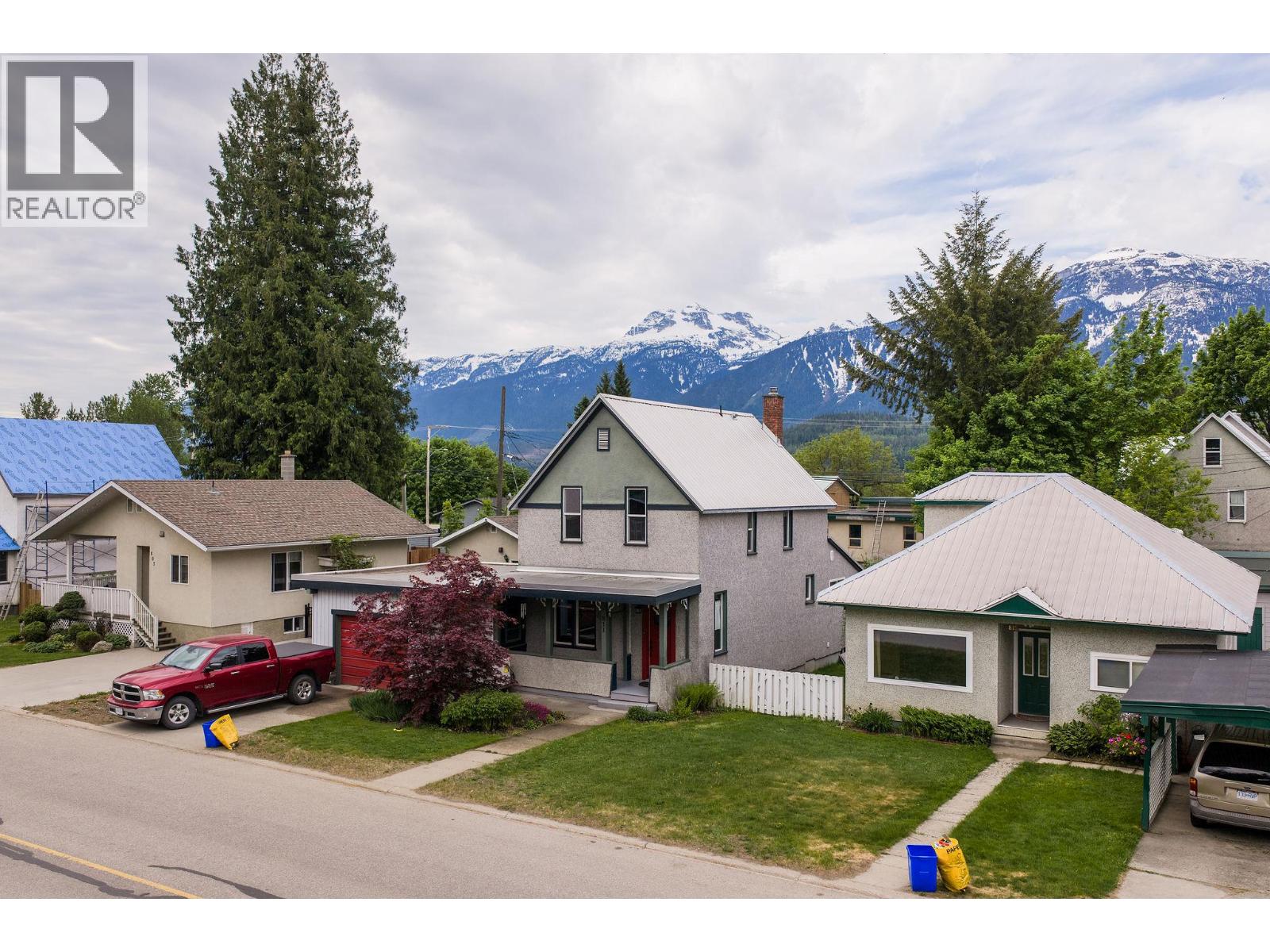811 Second Street W, Revelstoke