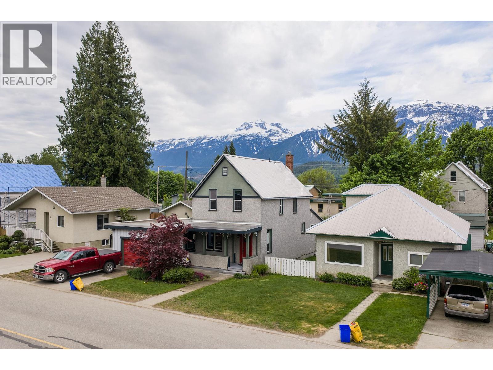 811 Second Street W, Revelstoke