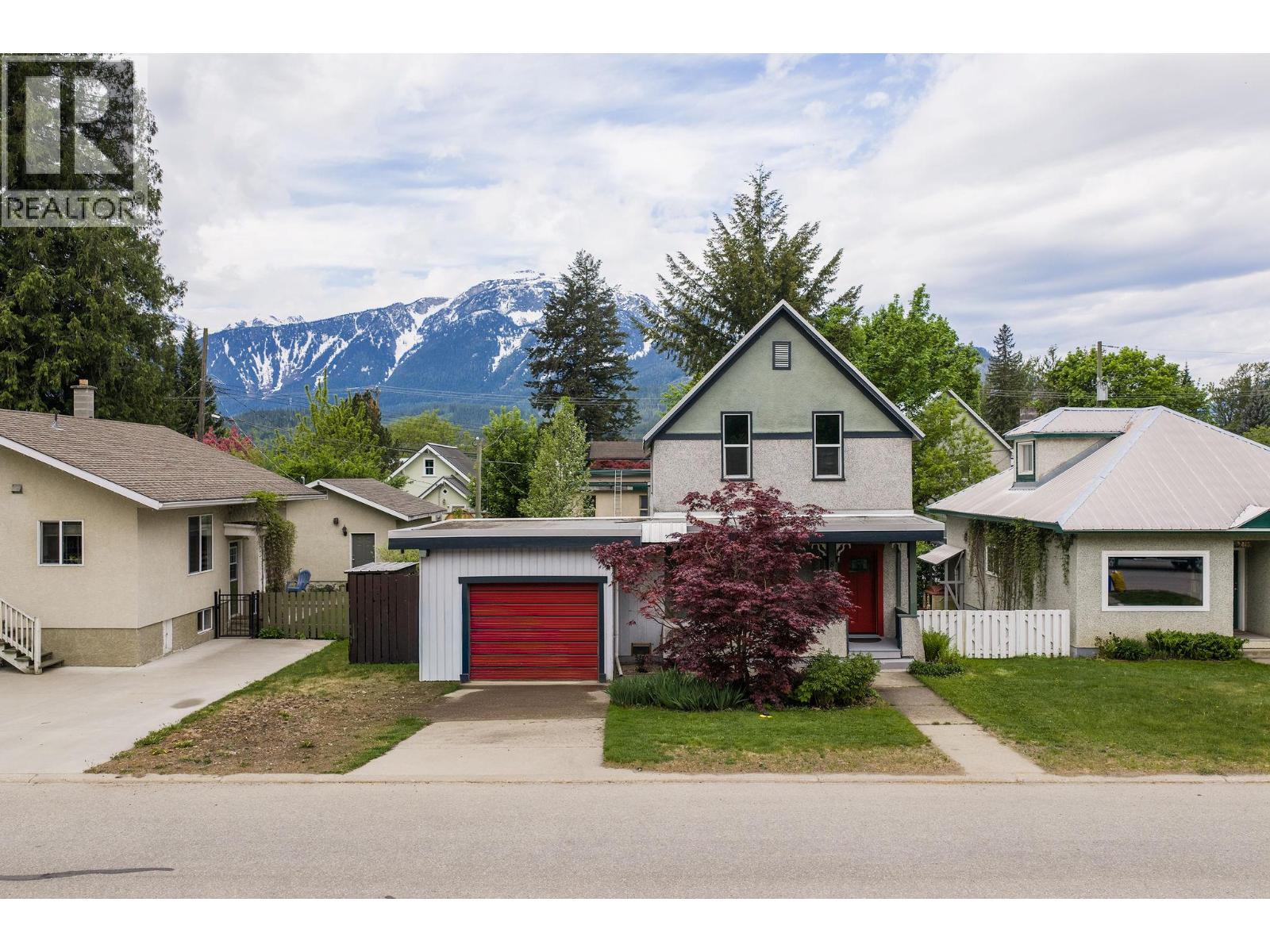811 Second Street W, Revelstoke