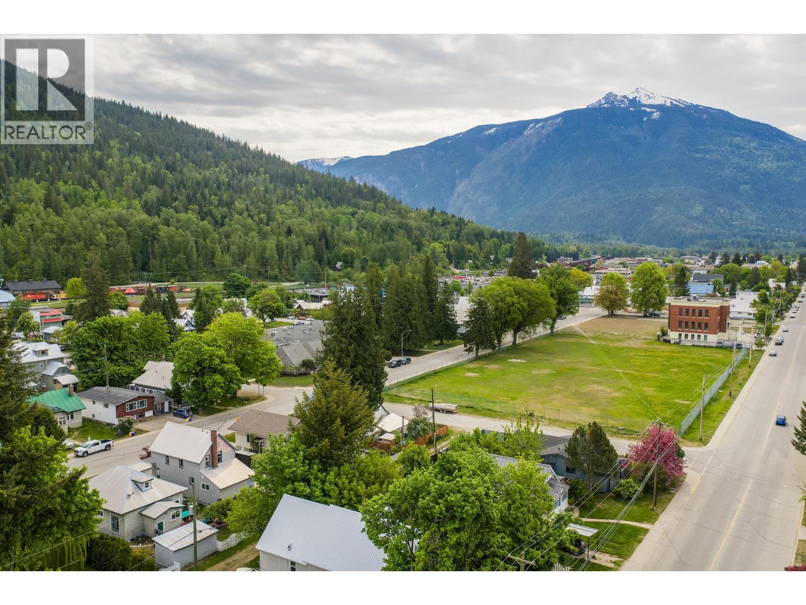 811 Second Street W, Revelstoke