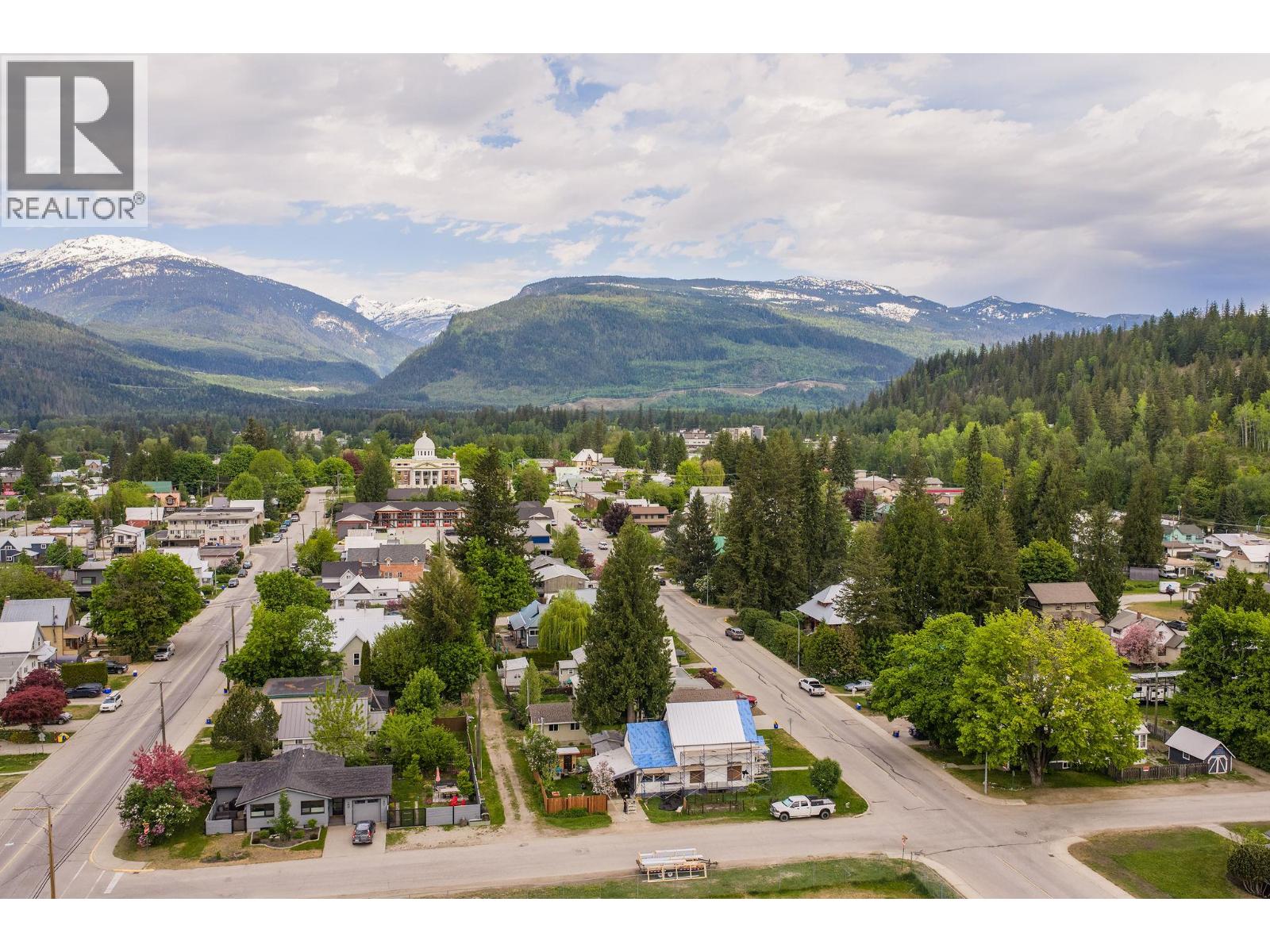 811 Second Street W, Revelstoke