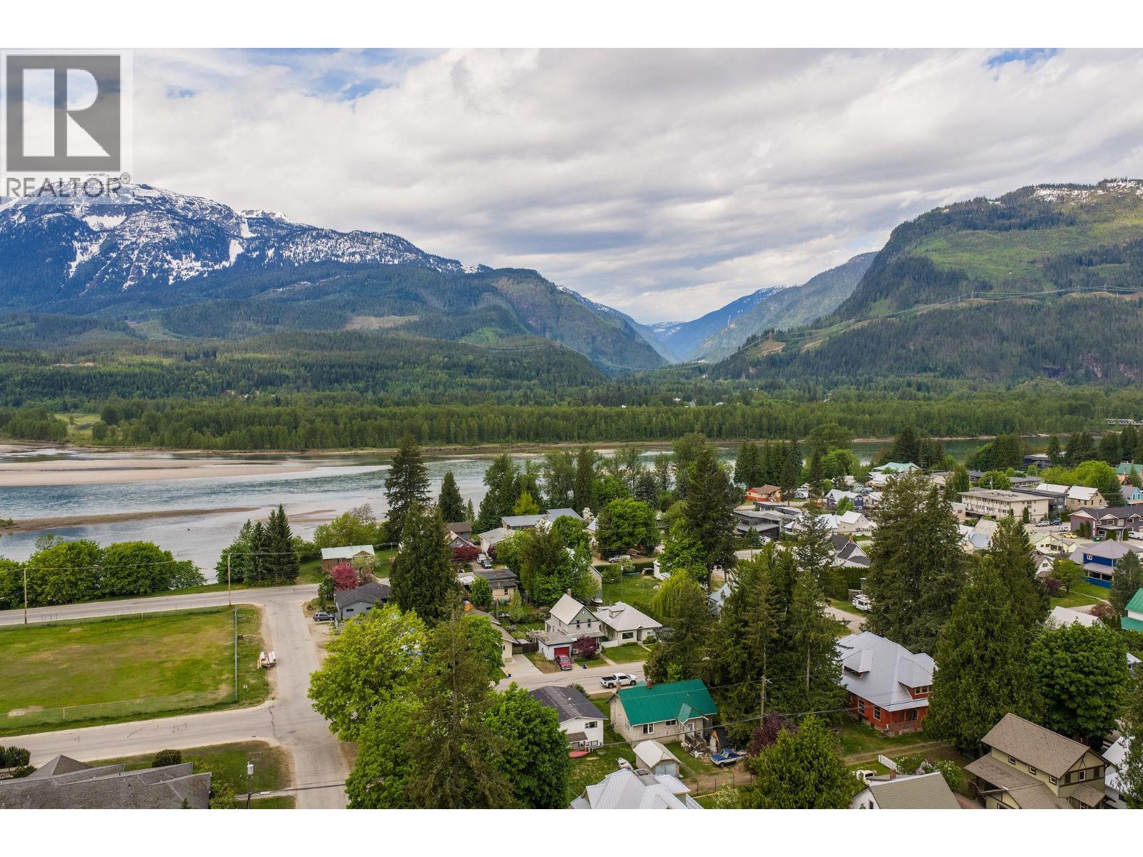 811 Second Street W, Revelstoke