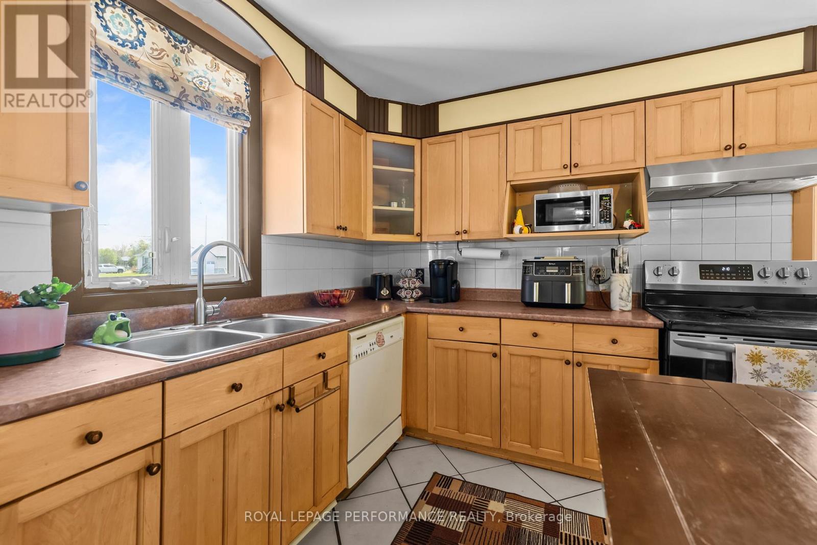10 LAMOUREUX STREET - 18