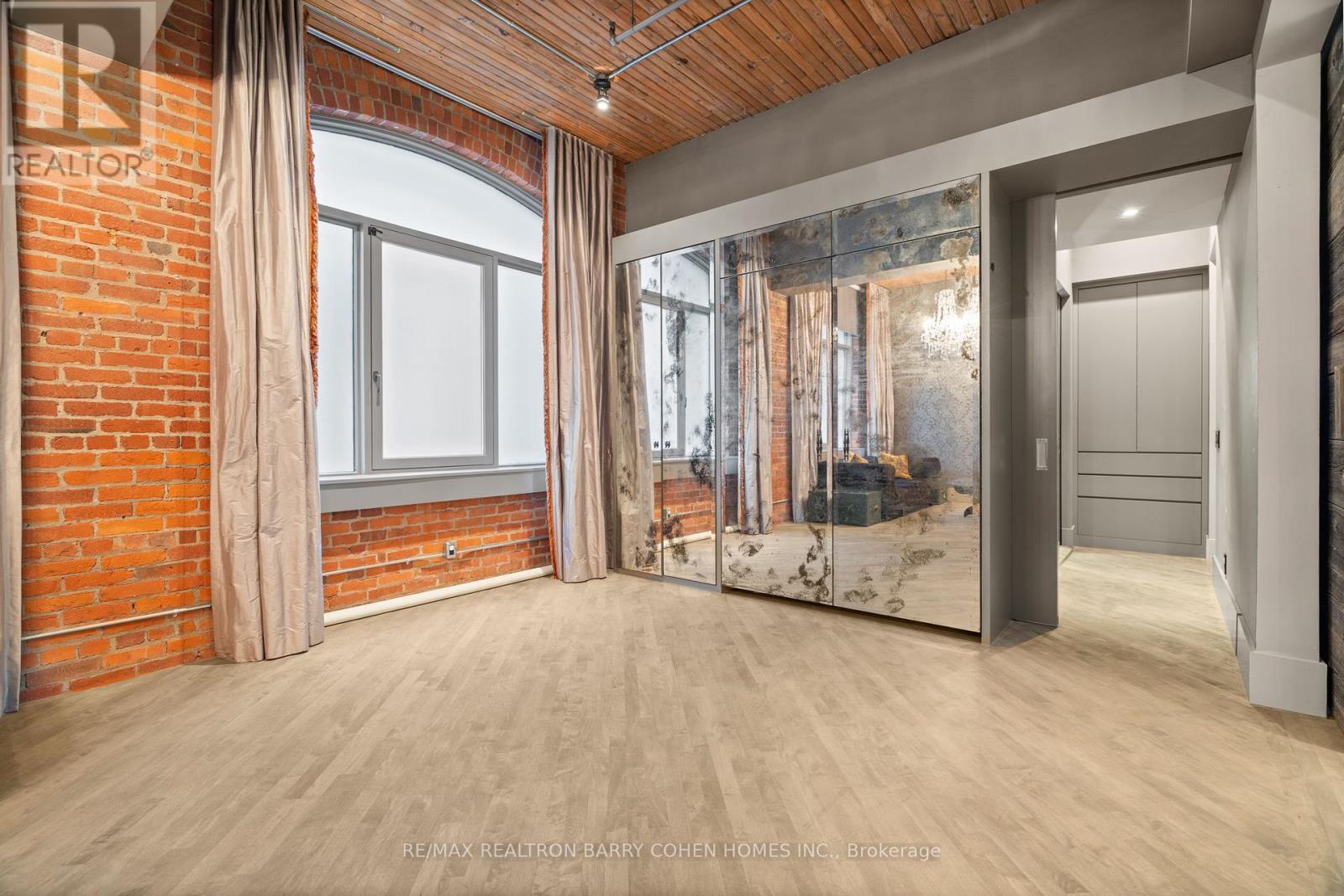 #300 468 WELLINGTON STREET W - 24