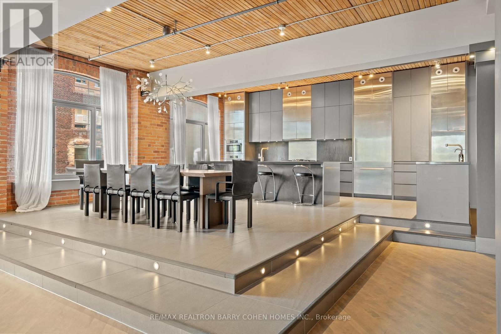 #300 468 WELLINGTON STREET W - 6