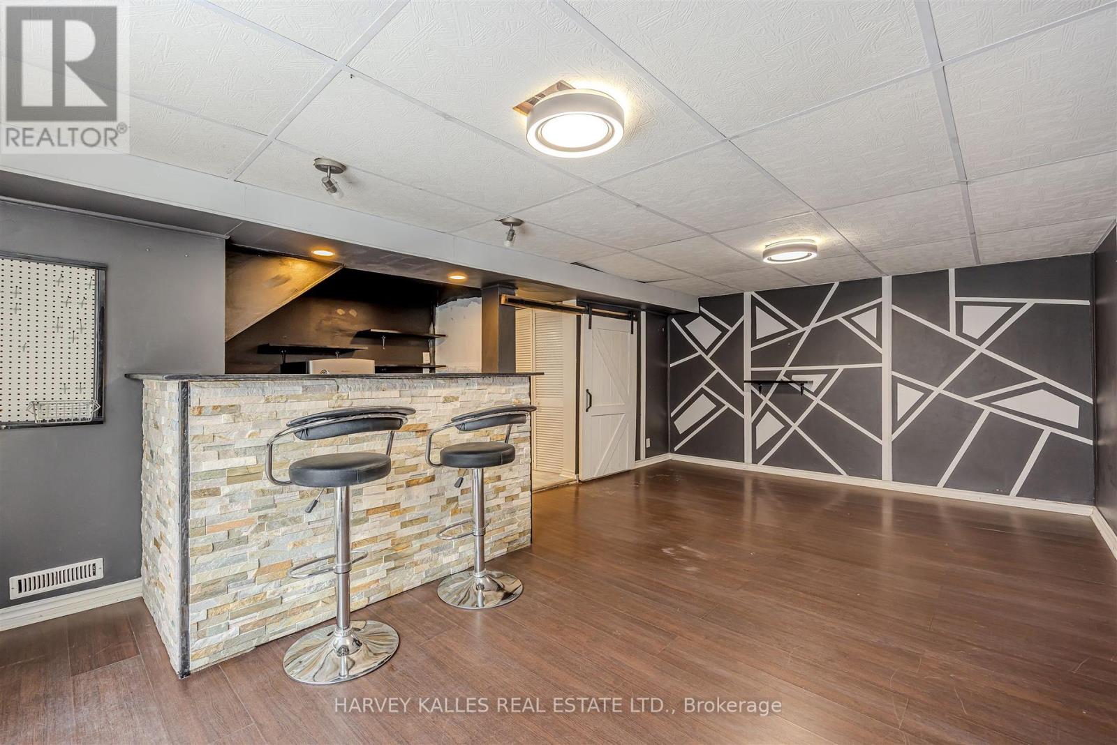 #82 321 BLACKTHORN STREET - 21