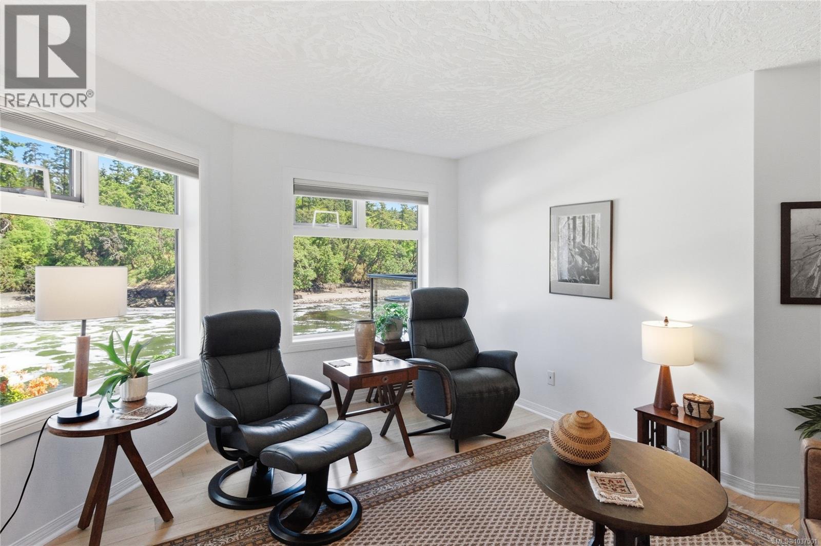 #5 1083 Tillicum Rd - 5