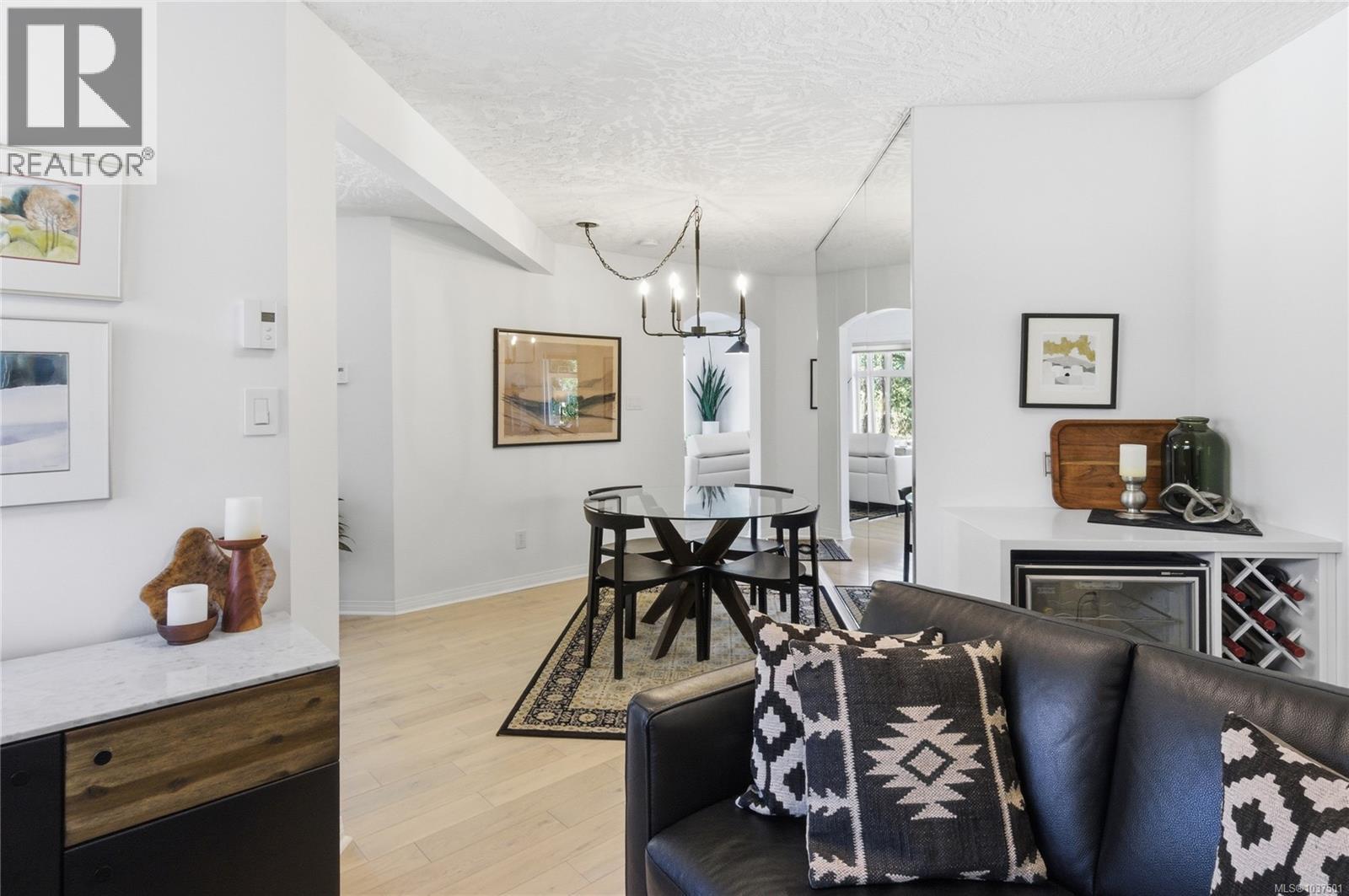 #5 1083 Tillicum Rd - 21