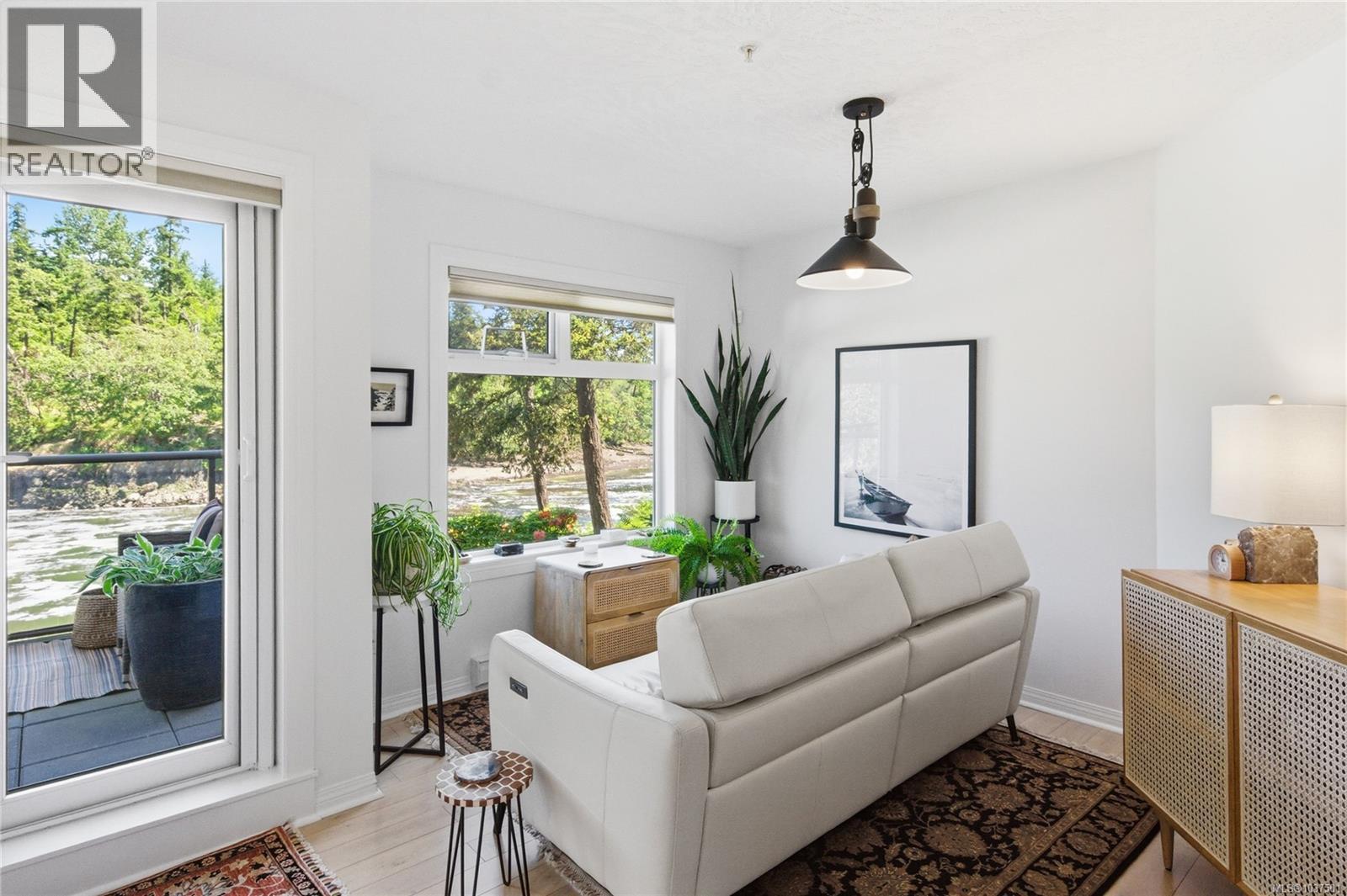 #5 1083 Tillicum Rd - 12
