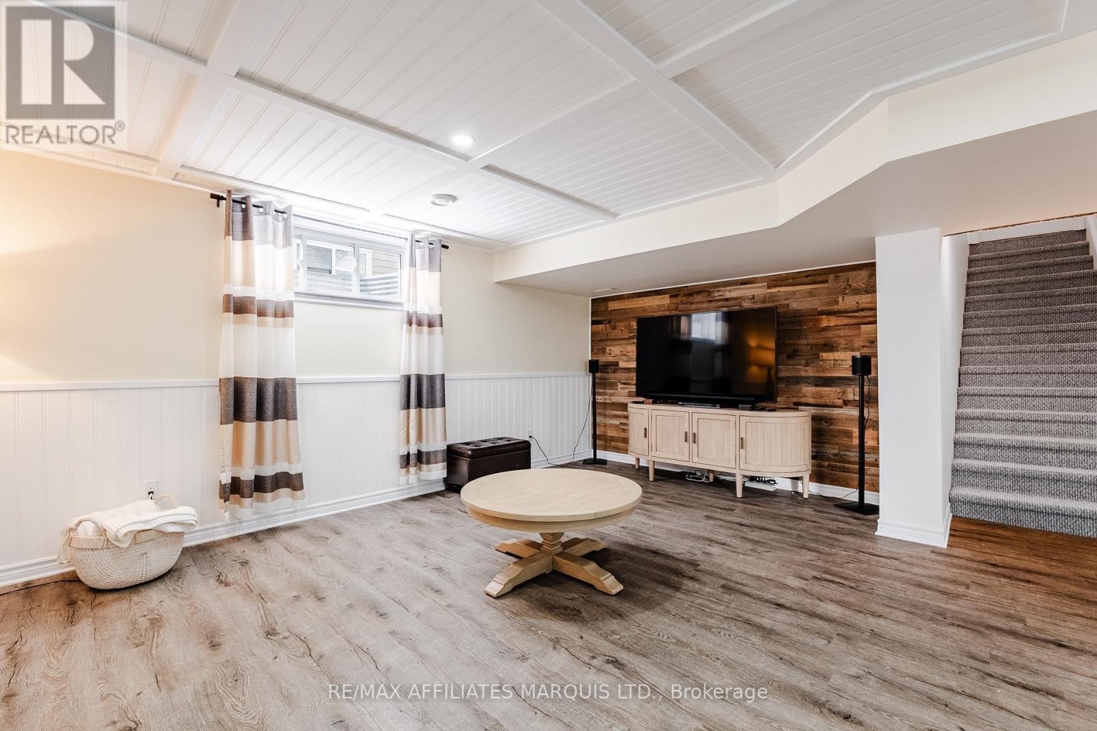 37 ELEANOR DRIVE - 25