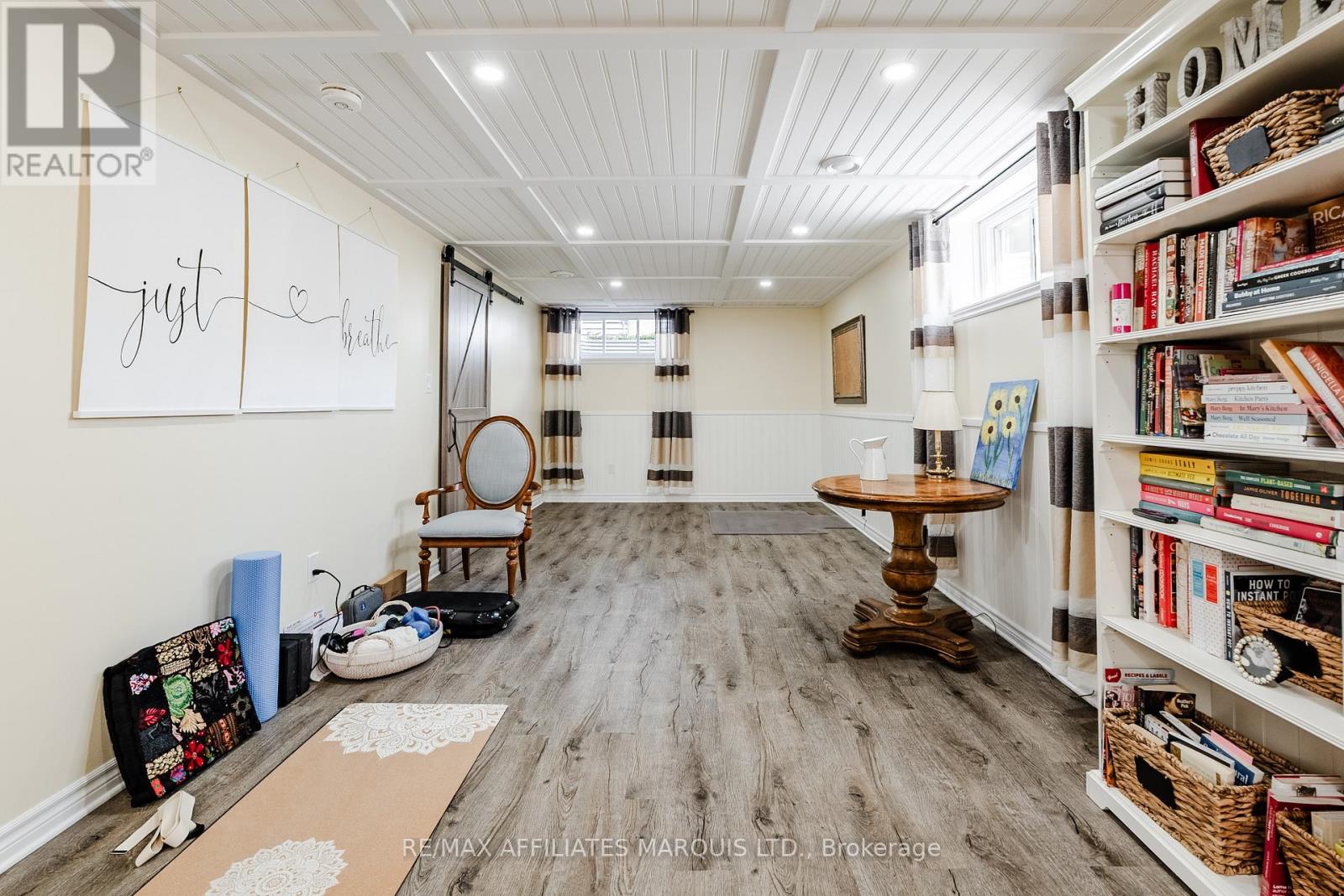 37 ELEANOR DRIVE - 27