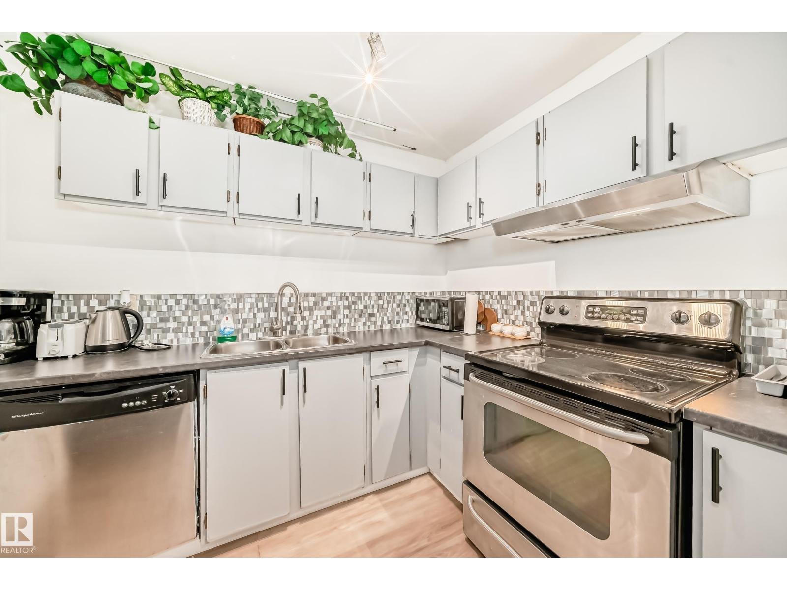 #G3 10138 116 ST NW - 17