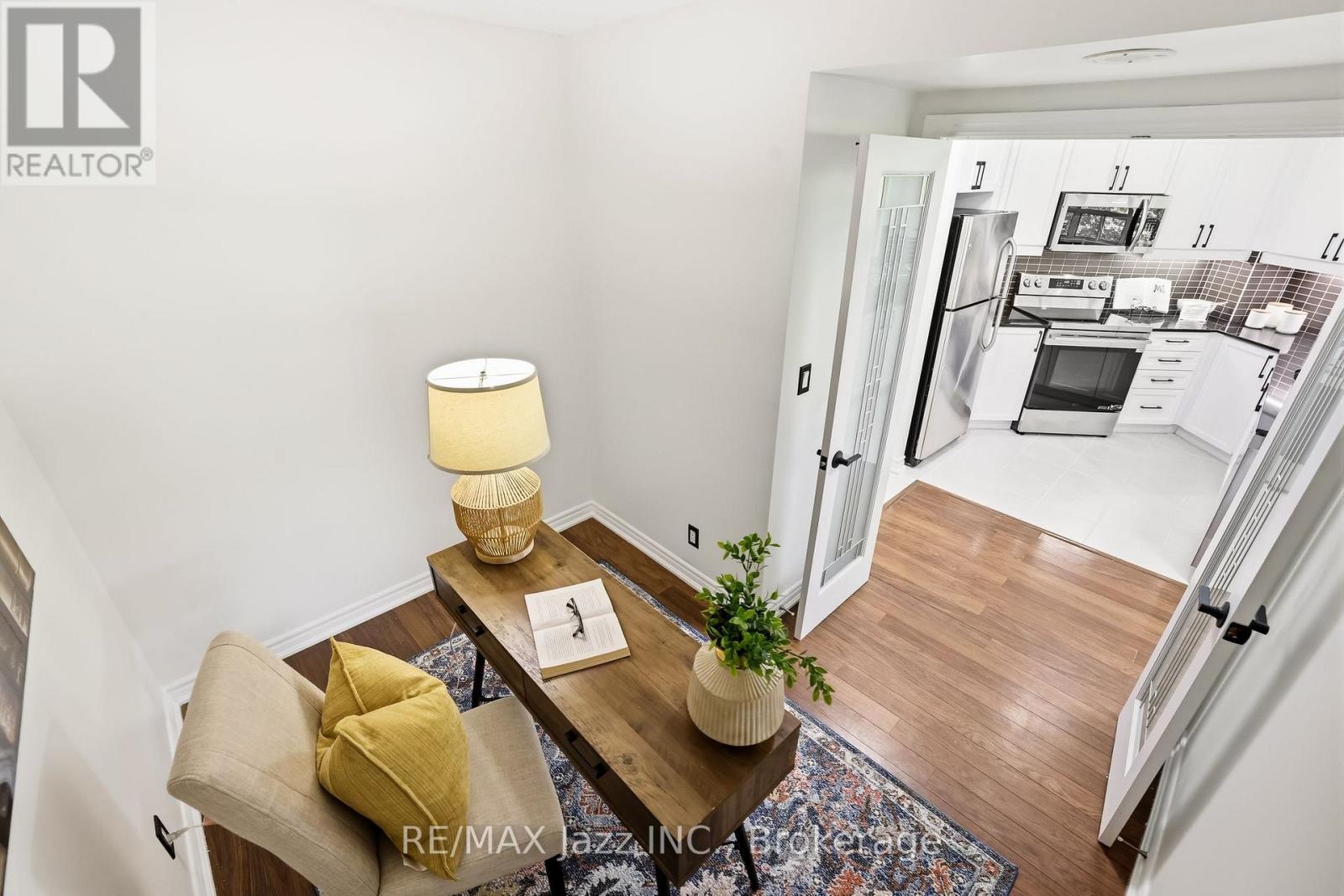 #307 16 DALLIMORE CIRCLE - 22