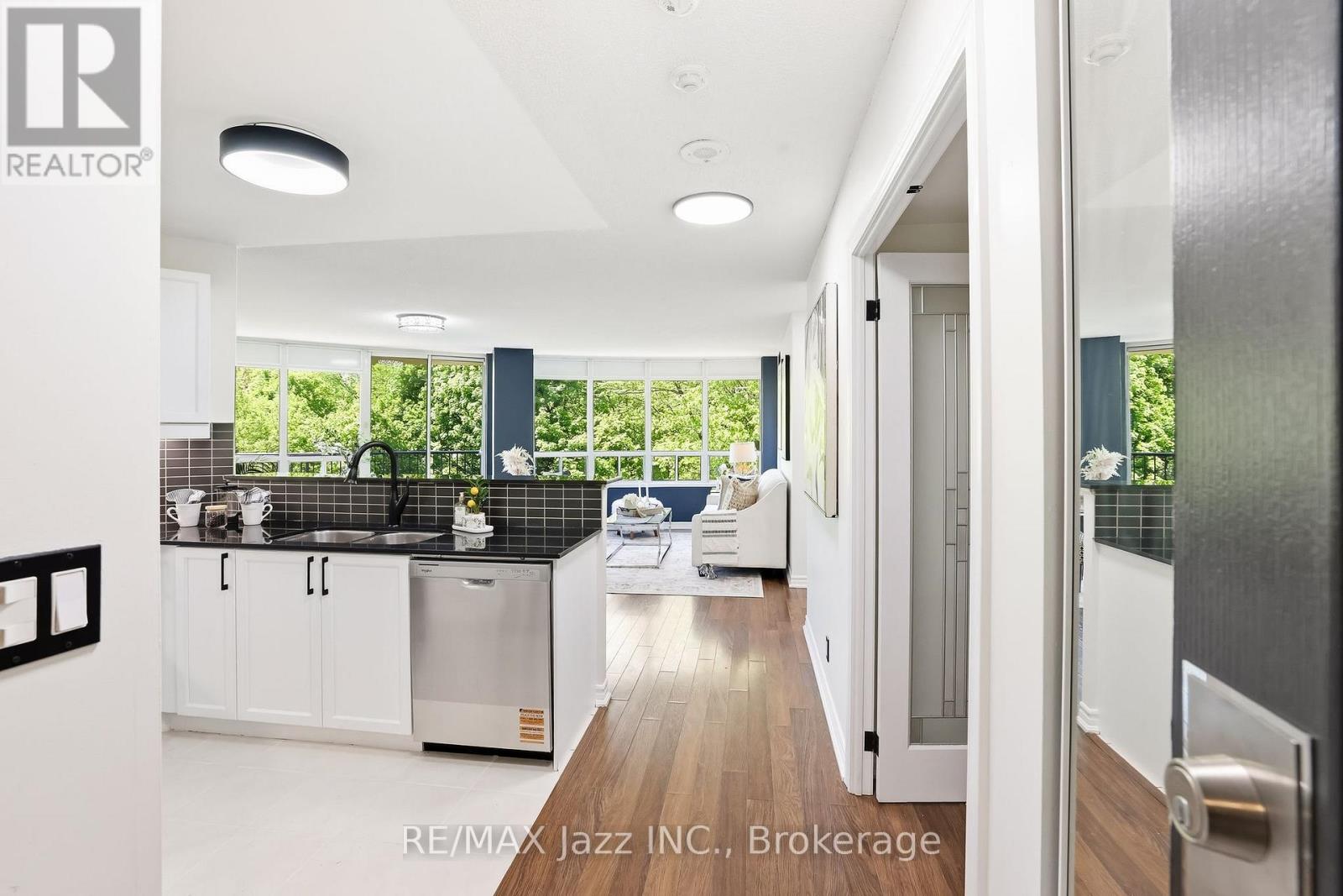 #307 16 DALLIMORE CIRCLE - 10