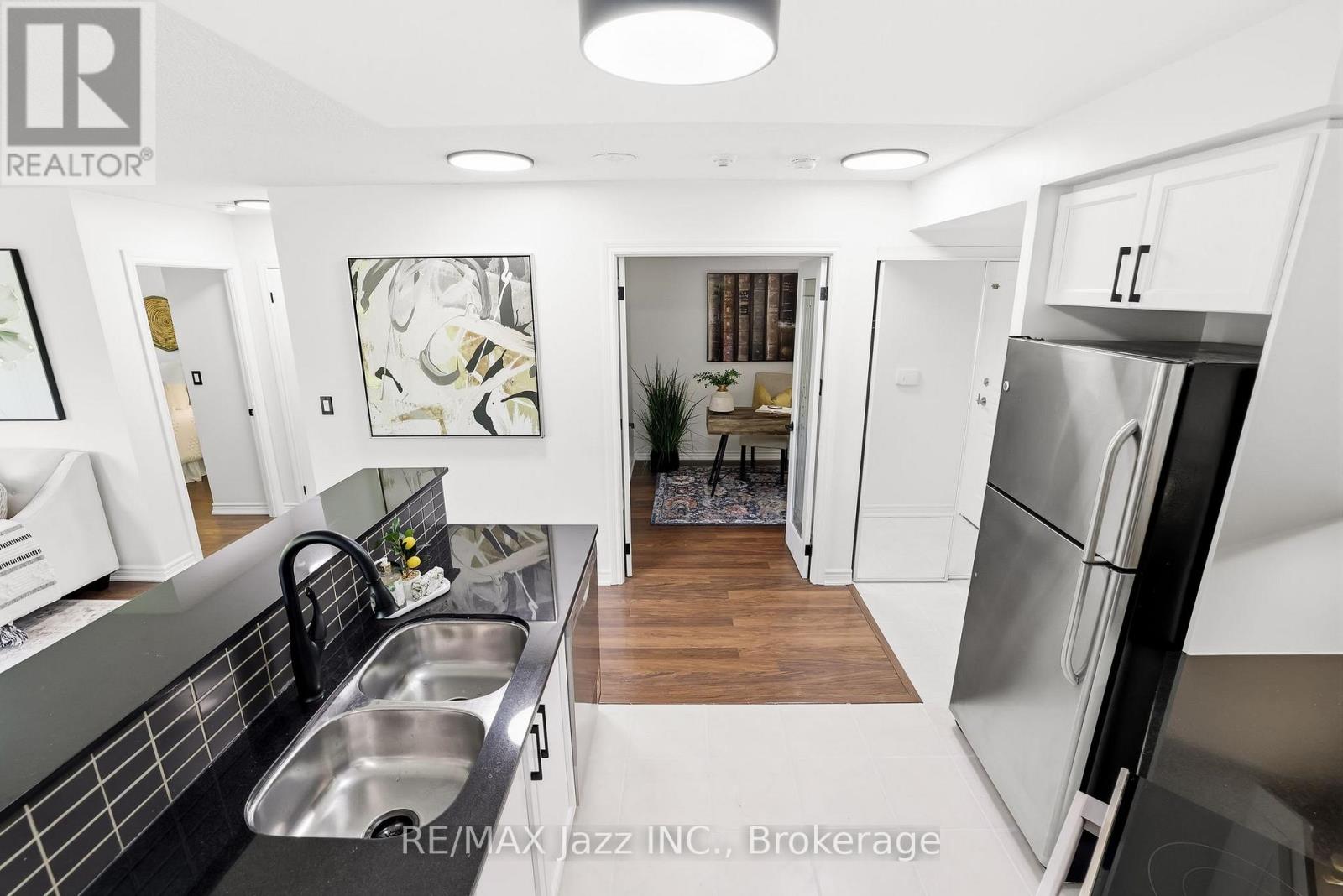 #307 16 DALLIMORE CIRCLE - 20