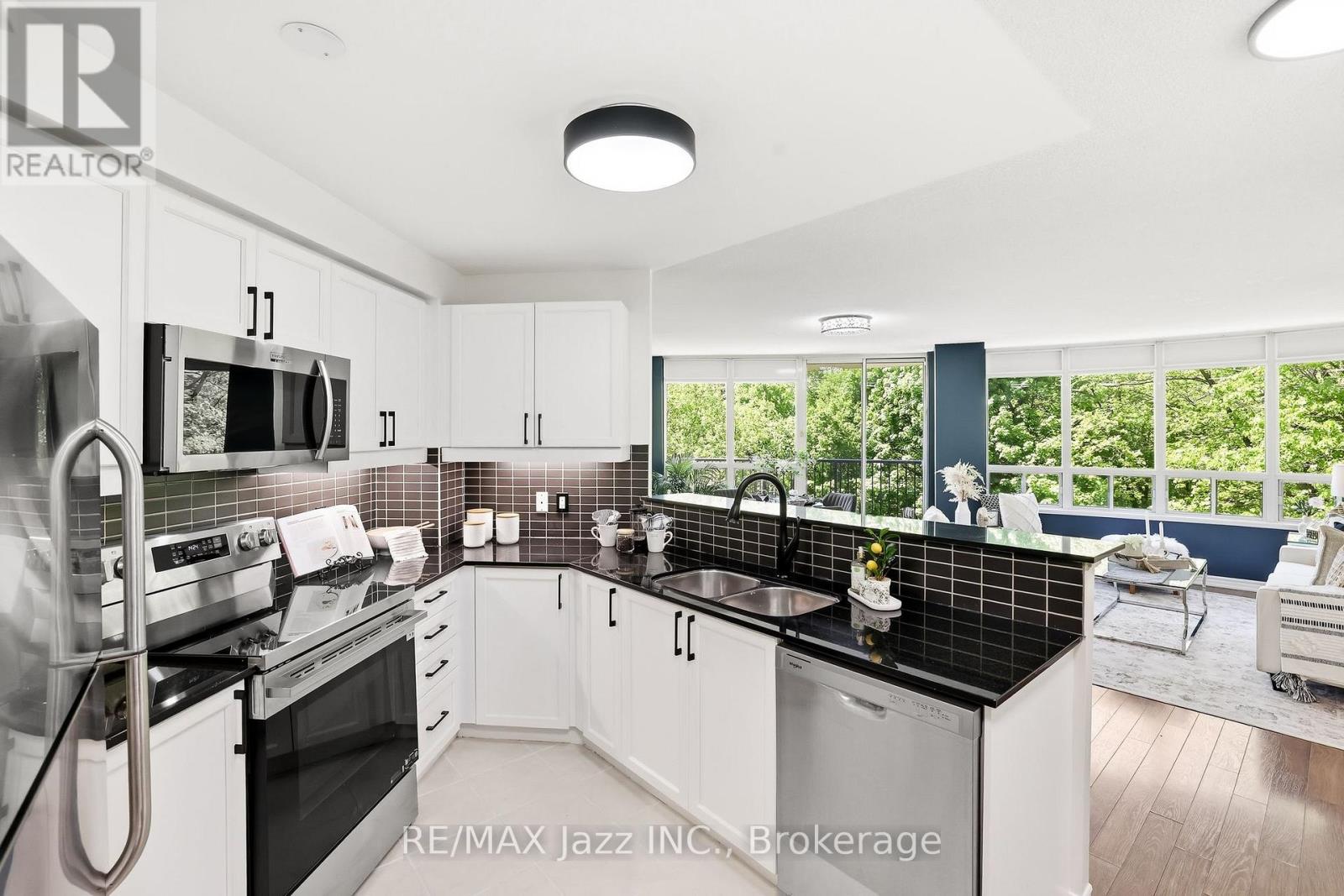 #307 16 DALLIMORE CIRCLE - 11