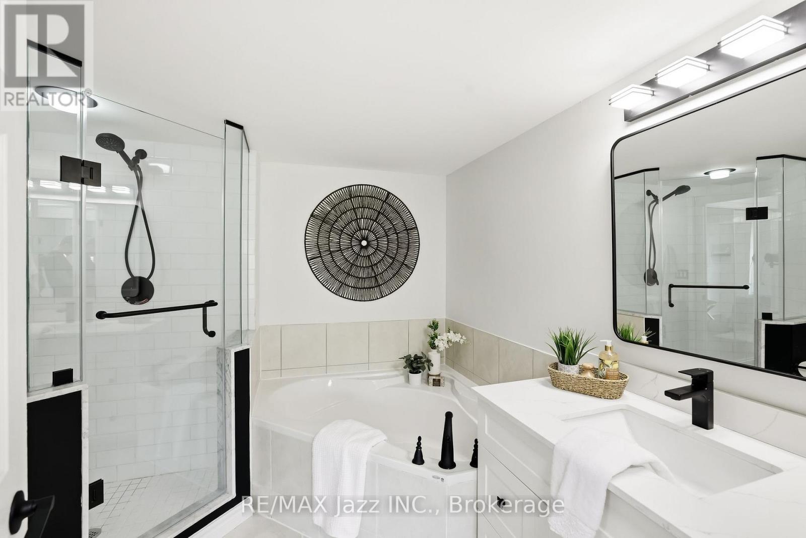 #307 16 DALLIMORE CIRCLE - 27