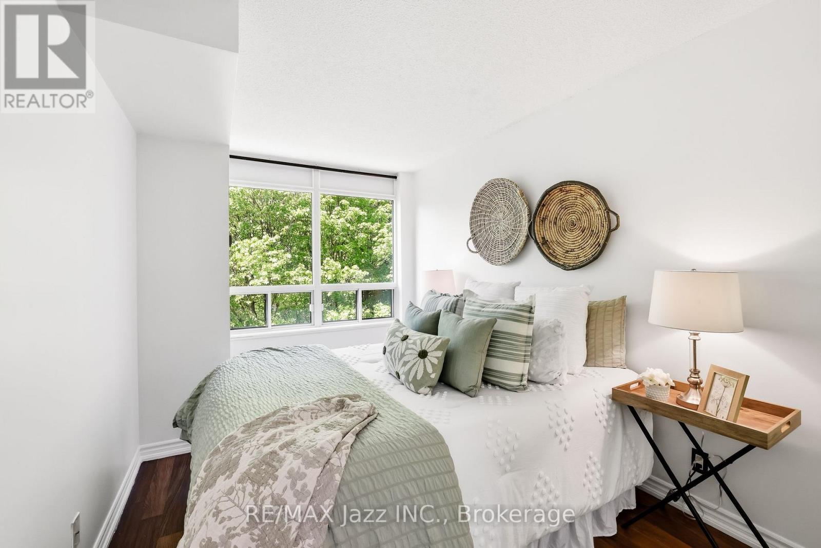 #307 16 DALLIMORE CIRCLE - 28