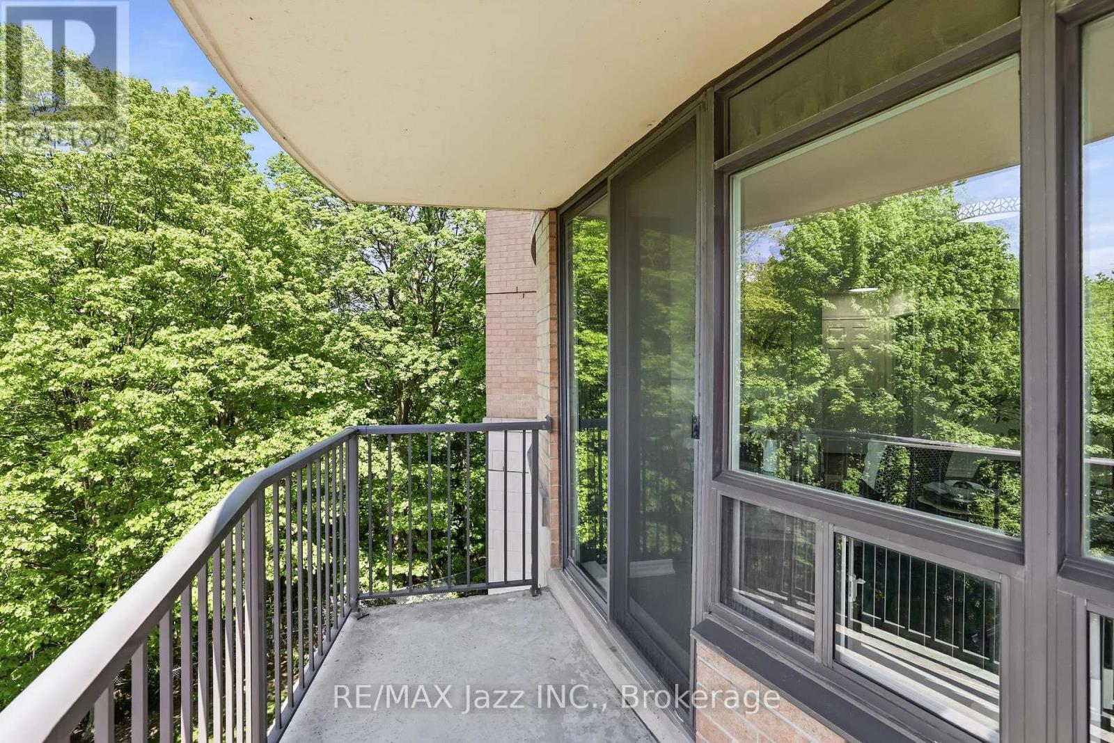 #307 16 DALLIMORE CIRCLE - 33