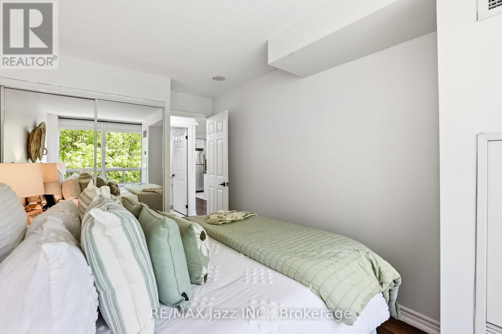 #307 16 DALLIMORE CIRCLE - 29